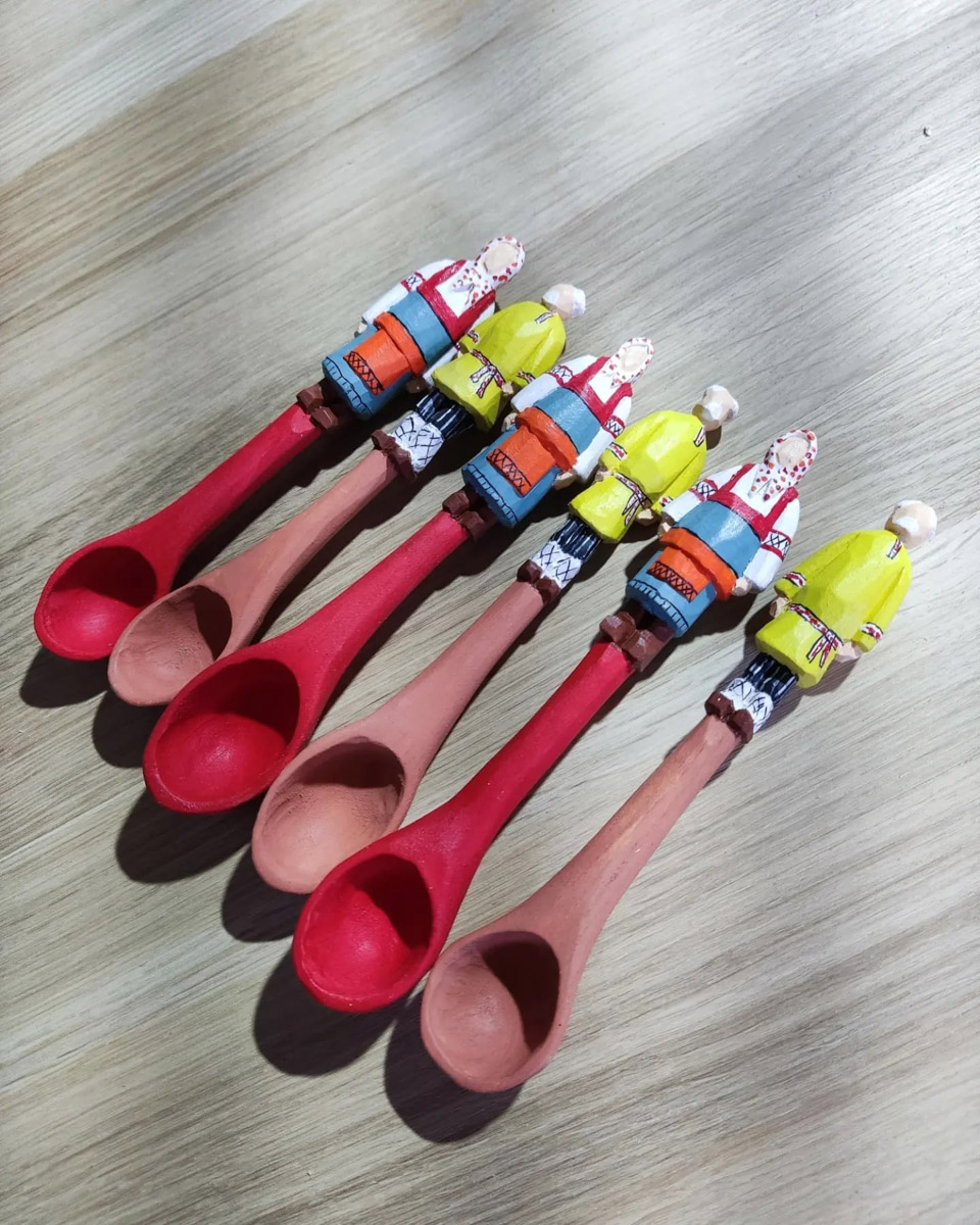 Андрей Жильцов делает из дерева фигурки бабушек в платочках. Персонажи получаются настолько разными и колоритными, что их заказывают даже знаменитые люди. Так, для актера, известного по роли Кузьмича в фильме «Особенности национальной охоты», мастер создал серию работ по мотивам фильмов, в которых он снимался. Но этим творчество художника не ограничивается.