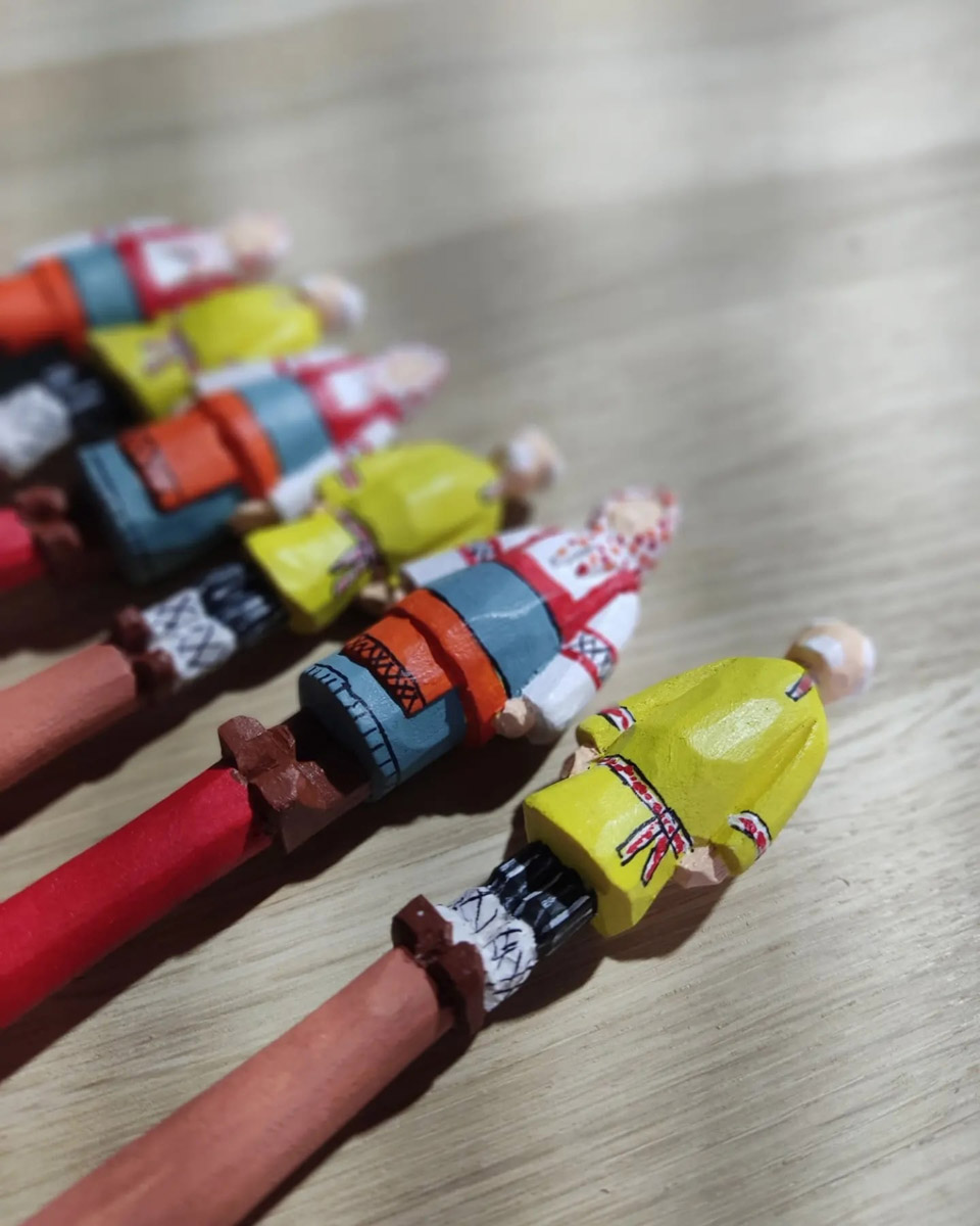 Андрей Жильцов делает из дерева фигурки бабушек в платочках. Персонажи получаются настолько разными и колоритными, что их заказывают даже знаменитые люди. Так, для актера, известного по роли Кузьмича в фильме «Особенности национальной охоты», мастер создал серию работ по мотивам фильмов, в которых он снимался. Но этим творчество художника не ограничивается.