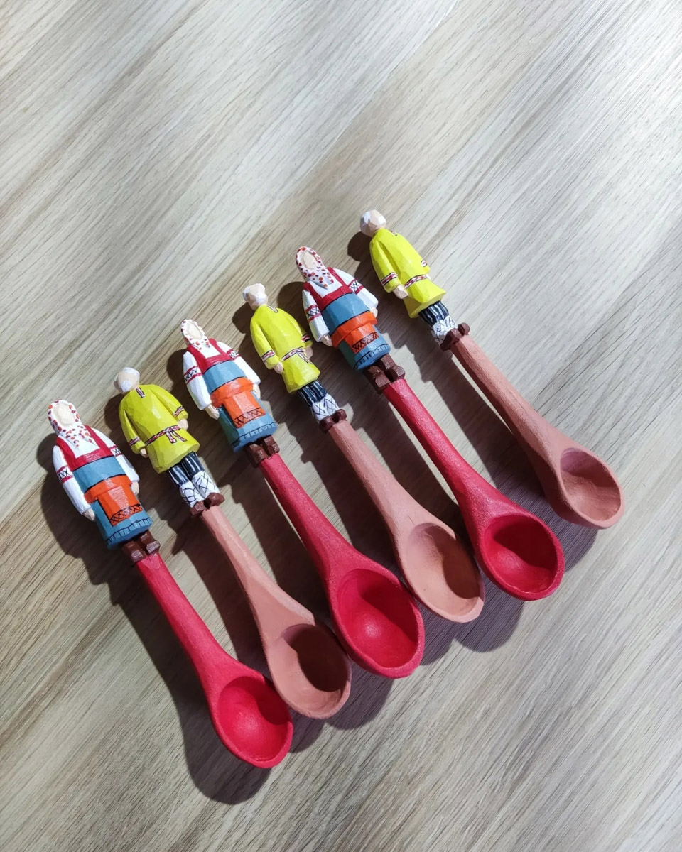 Андрей Жильцов делает из дерева фигурки бабушек в платочках. Персонажи получаются настолько разными и колоритными, что их заказывают даже знаменитые люди. Так, для актера, известного по роли Кузьмича в фильме «Особенности национальной охоты», мастер создал серию работ по мотивам фильмов, в которых он снимался. Но этим творчество художника не ограничивается.