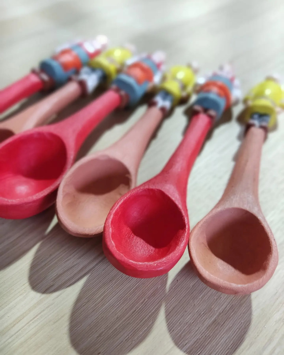 Андрей Жильцов делает из дерева фигурки бабушек в платочках. Персонажи получаются настолько разными и колоритными, что их заказывают даже знаменитые люди. Так, для актера, известного по роли Кузьмича в фильме «Особенности национальной охоты», мастер создал серию работ по мотивам фильмов, в которых он снимался. Но этим творчество художника не ограничивается.