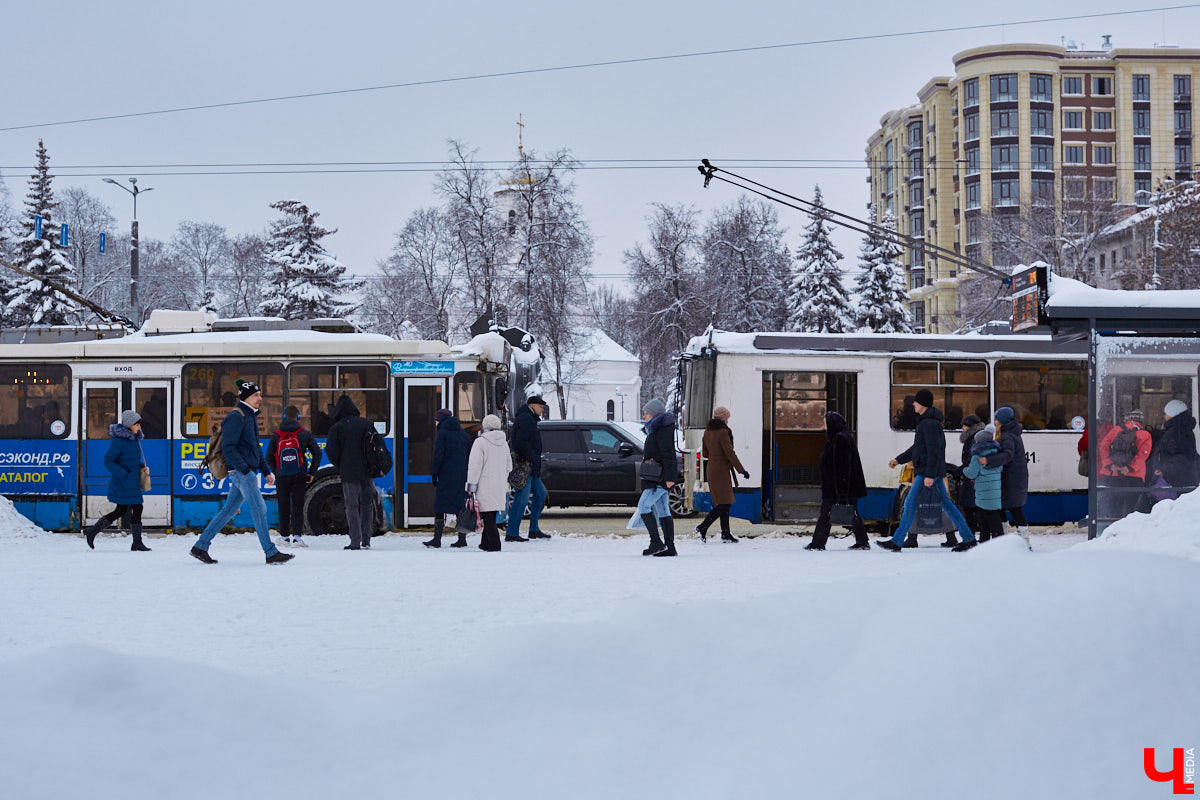 Во Владимире грядут серьезные перемены. Перевозчики попросили увеличить стоимость проезда. По их мнению, она должна составить более сорока рублей. А из троллейбусов и автобусов столицы 33-го региона в скором будущем могут исчезнуть кондукторы. Эти и другие новости читайте в нашем дорожном обзоре.