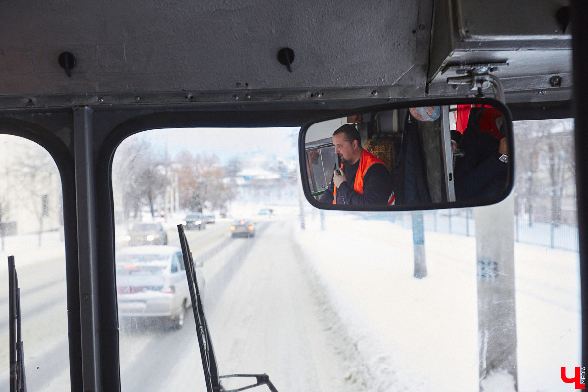 Во Владимире грядут серьезные перемены. Перевозчики попросили увеличить стоимость проезда. По их мнению, она должна составить более сорока рублей. А из троллейбусов и автобусов столицы 33-го региона в скором будущем могут исчезнуть кондукторы. Эти и другие новости читайте в нашем дорожном обзоре.
