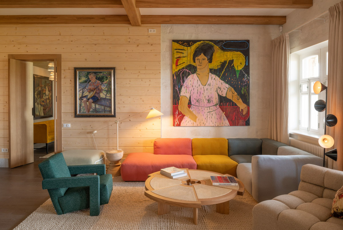 Особая атмосфера — вот за что гости так ценят древний Суздаль. Время там словно замедляется. Житель современного мегаполиса оказывается в непривычном для себя мире: тихо, свежий воздух и никаких многоэтажек. Многих буквально очаровывают дома с изразцовыми печами, деревянной резьбой и старинной мебелью. Дизайнеры грамотно пользуются этой ностальгией. К 1000-летию города-музея «Ключ-Медиа» собрал для вас пять усадеб, которые когда-либо попадали в поле зрения интерьерных журналов и сайтов. Осторожно, будет слишком много красоты!