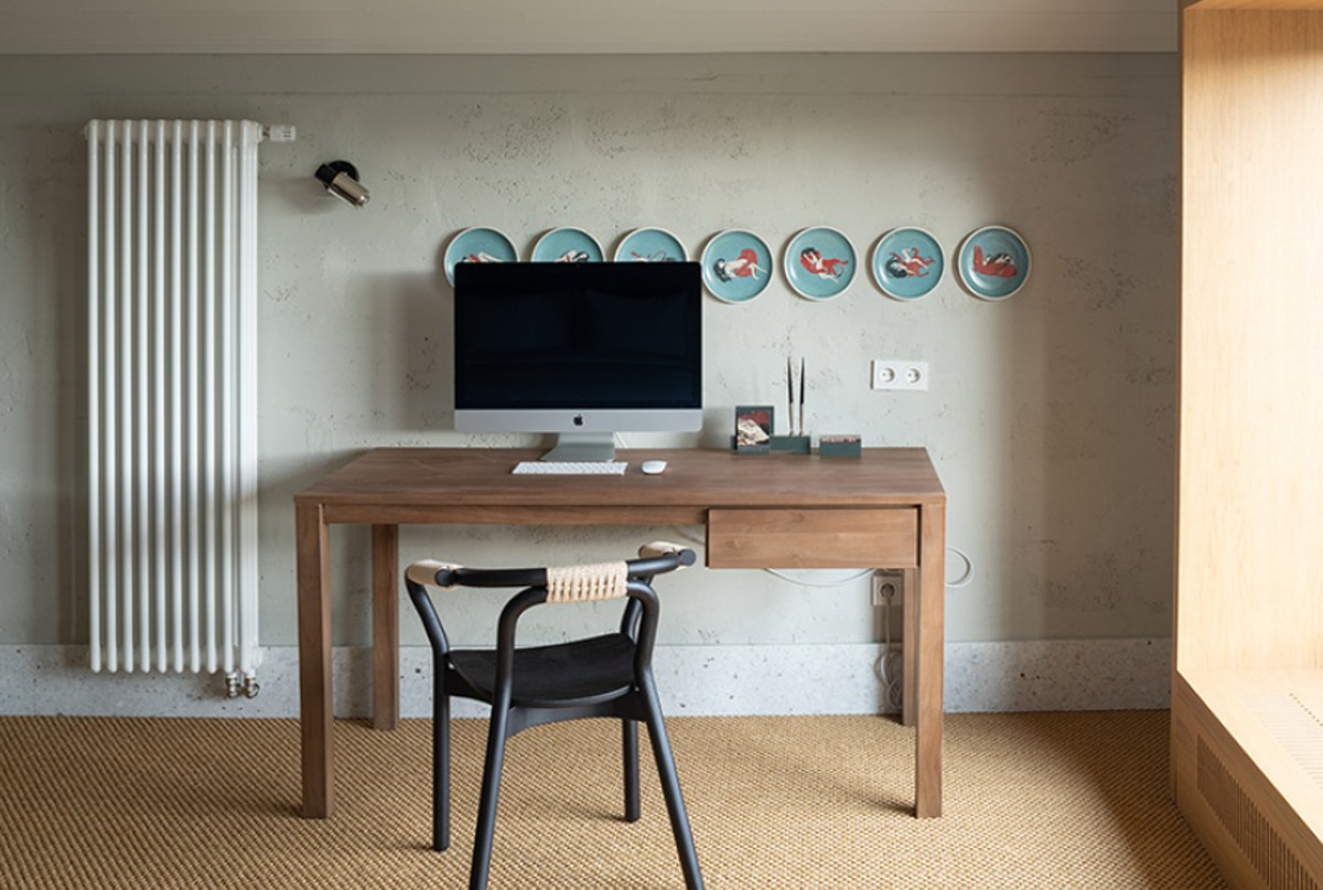 Особая атмосфера — вот за что гости так ценят древний Суздаль. Время там словно замедляется. Житель современного мегаполиса оказывается в непривычном для себя мире: тихо, свежий воздух и никаких многоэтажек. Многих буквально очаровывают дома с изразцовыми печами, деревянной резьбой и старинной мебелью. Дизайнеры грамотно пользуются этой ностальгией. К 1000-летию города-музея «Ключ-Медиа» собрал для вас пять усадеб, которые когда-либо попадали в поле зрения интерьерных журналов и сайтов. Осторожно, будет слишком много красоты!