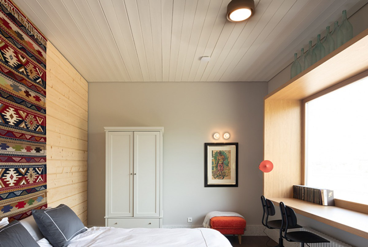 Особая атмосфера — вот за что гости так ценят древний Суздаль. Время там словно замедляется. Житель современного мегаполиса оказывается в непривычном для себя мире: тихо, свежий воздух и никаких многоэтажек. Многих буквально очаровывают дома с изразцовыми печами, деревянной резьбой и старинной мебелью. Дизайнеры грамотно пользуются этой ностальгией. К 1000-летию города-музея «Ключ-Медиа» собрал для вас пять усадеб, которые когда-либо попадали в поле зрения интерьерных журналов и сайтов. Осторожно, будет слишком много красоты!