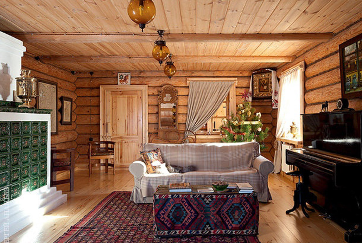 Особая атмосфера — вот за что гости так ценят древний Суздаль. Время там словно замедляется. Житель современного мегаполиса оказывается в непривычном для себя мире: тихо, свежий воздух и никаких многоэтажек. Многих буквально очаровывают дома с изразцовыми печами, деревянной резьбой и старинной мебелью. Дизайнеры грамотно пользуются этой ностальгией. К 1000-летию города-музея «Ключ-Медиа» собрал для вас пять усадеб, которые когда-либо попадали в поле зрения интерьерных журналов и сайтов. Осторожно, будет слишком много красоты!