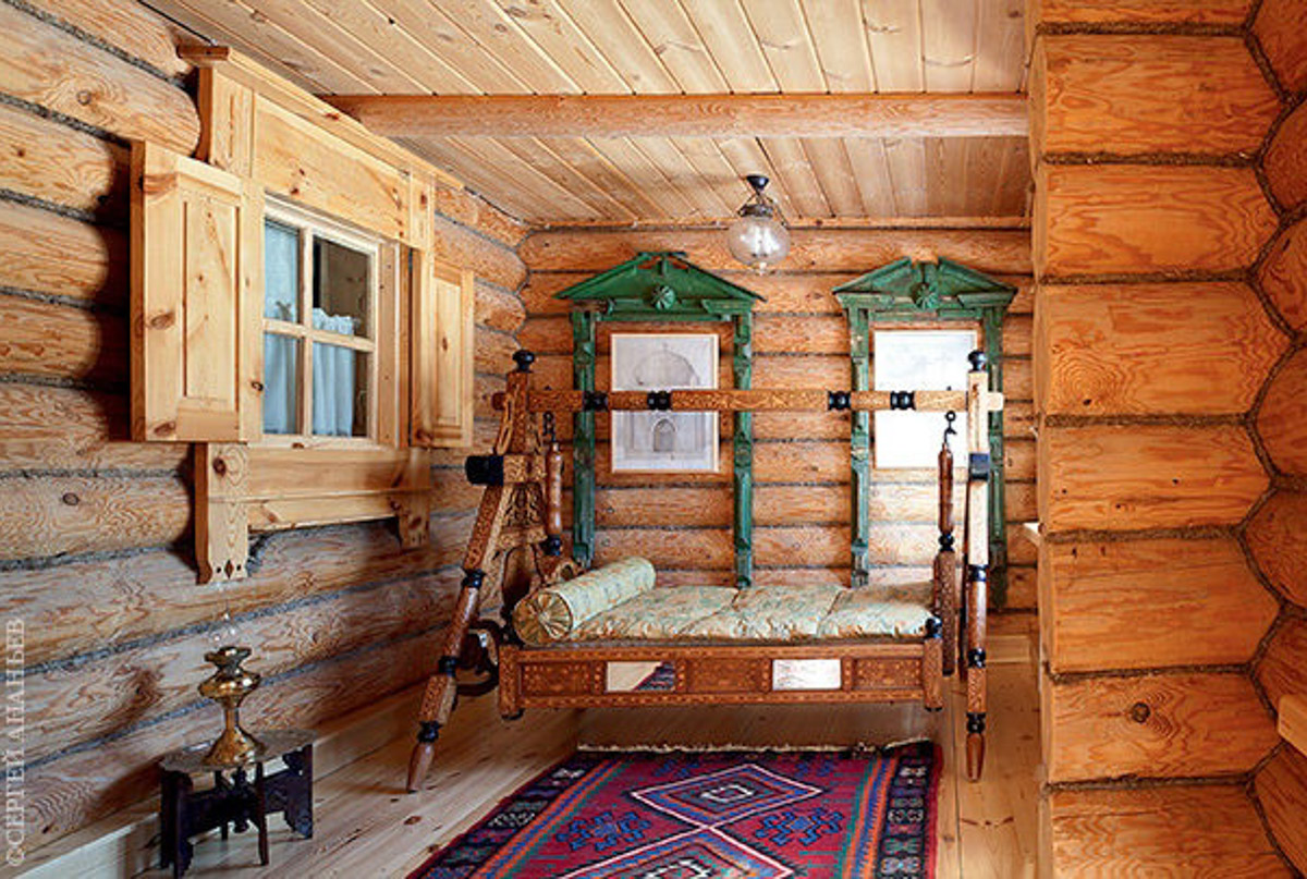 Особая атмосфера — вот за что гости так ценят древний Суздаль. Время там словно замедляется. Житель современного мегаполиса оказывается в непривычном для себя мире: тихо, свежий воздух и никаких многоэтажек. Многих буквально очаровывают дома с изразцовыми печами, деревянной резьбой и старинной мебелью. Дизайнеры грамотно пользуются этой ностальгией. К 1000-летию города-музея «Ключ-Медиа» собрал для вас пять усадеб, которые когда-либо попадали в поле зрения интерьерных журналов и сайтов. Осторожно, будет слишком много красоты!