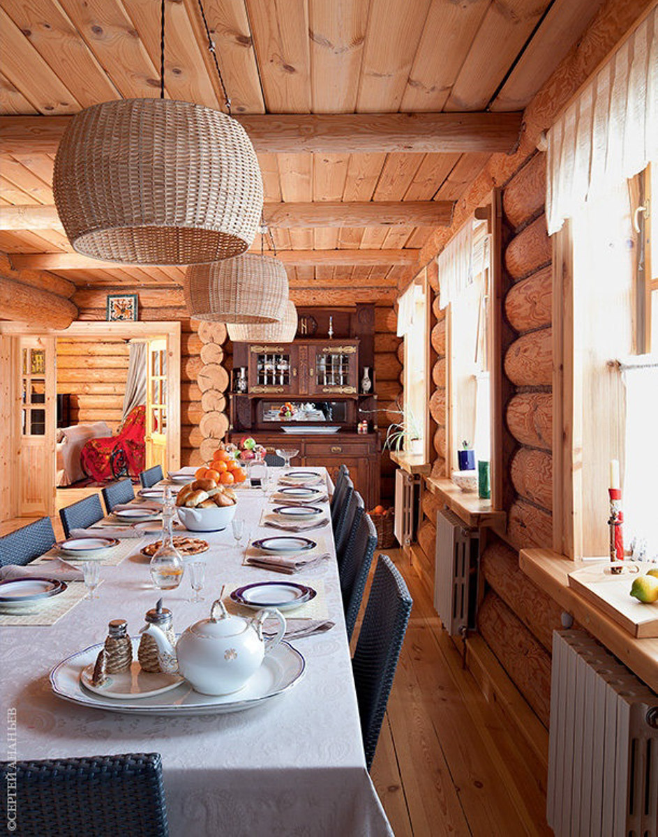 Особая атмосфера — вот за что гости так ценят древний Суздаль. Время там словно замедляется. Житель современного мегаполиса оказывается в непривычном для себя мире: тихо, свежий воздух и никаких многоэтажек. Многих буквально очаровывают дома с изразцовыми печами, деревянной резьбой и старинной мебелью. Дизайнеры грамотно пользуются этой ностальгией. К 1000-летию города-музея «Ключ-Медиа» собрал для вас пять усадеб, которые когда-либо попадали в поле зрения интерьерных журналов и сайтов. Осторожно, будет слишком много красоты!