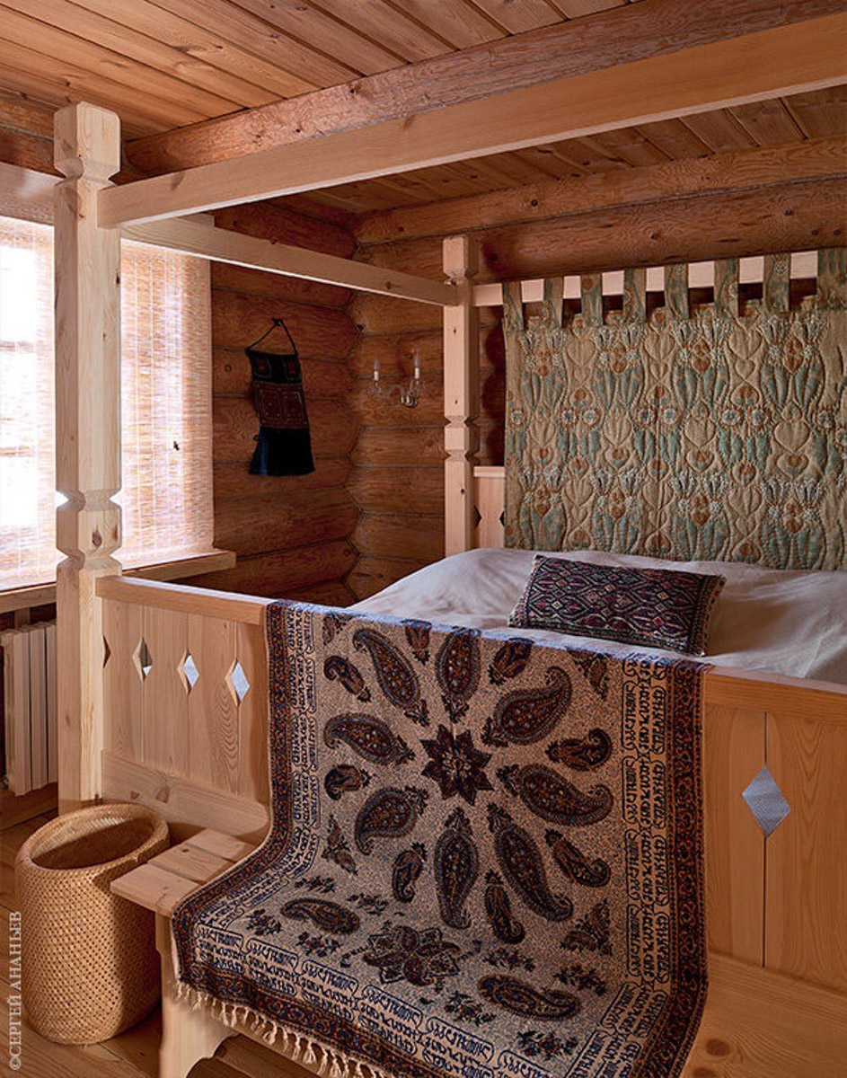 Особая атмосфера — вот за что гости так ценят древний Суздаль. Время там словно замедляется. Житель современного мегаполиса оказывается в непривычном для себя мире: тихо, свежий воздух и никаких многоэтажек. Многих буквально очаровывают дома с изразцовыми печами, деревянной резьбой и старинной мебелью. Дизайнеры грамотно пользуются этой ностальгией. К 1000-летию города-музея «Ключ-Медиа» собрал для вас пять усадеб, которые когда-либо попадали в поле зрения интерьерных журналов и сайтов. Осторожно, будет слишком много красоты!