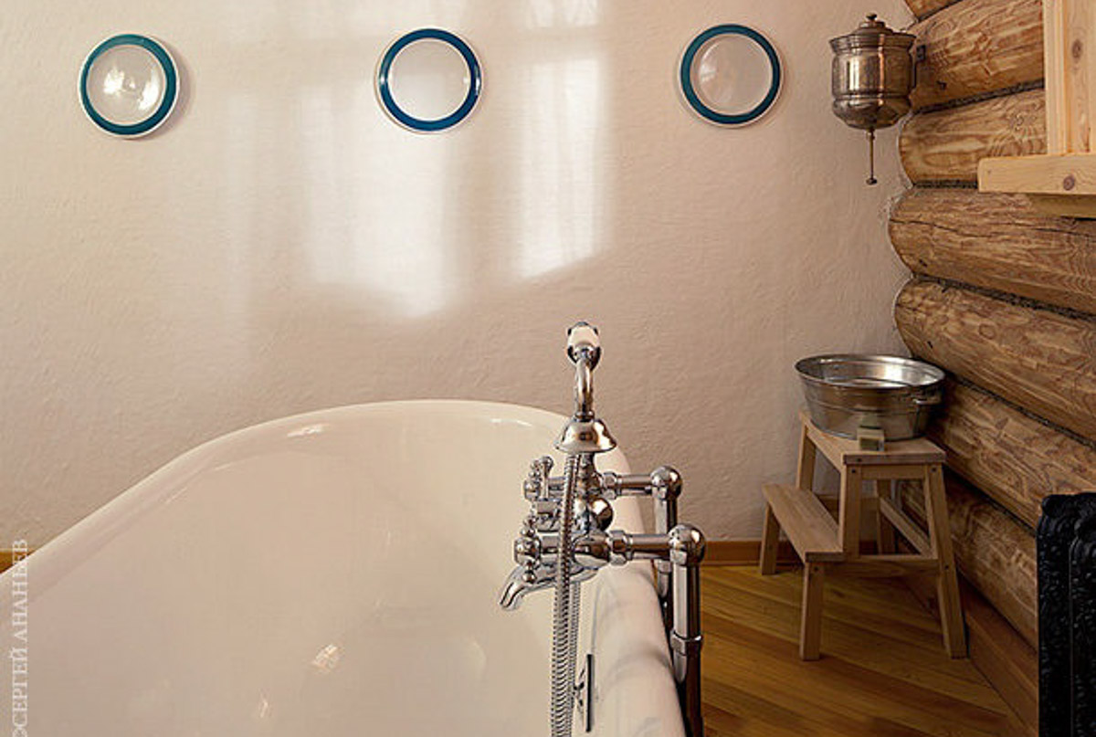 Особая атмосфера — вот за что гости так ценят древний Суздаль. Время там словно замедляется. Житель современного мегаполиса оказывается в непривычном для себя мире: тихо, свежий воздух и никаких многоэтажек. Многих буквально очаровывают дома с изразцовыми печами, деревянной резьбой и старинной мебелью. Дизайнеры грамотно пользуются этой ностальгией. К 1000-летию города-музея «Ключ-Медиа» собрал для вас пять усадеб, которые когда-либо попадали в поле зрения интерьерных журналов и сайтов. Осторожно, будет слишком много красоты!