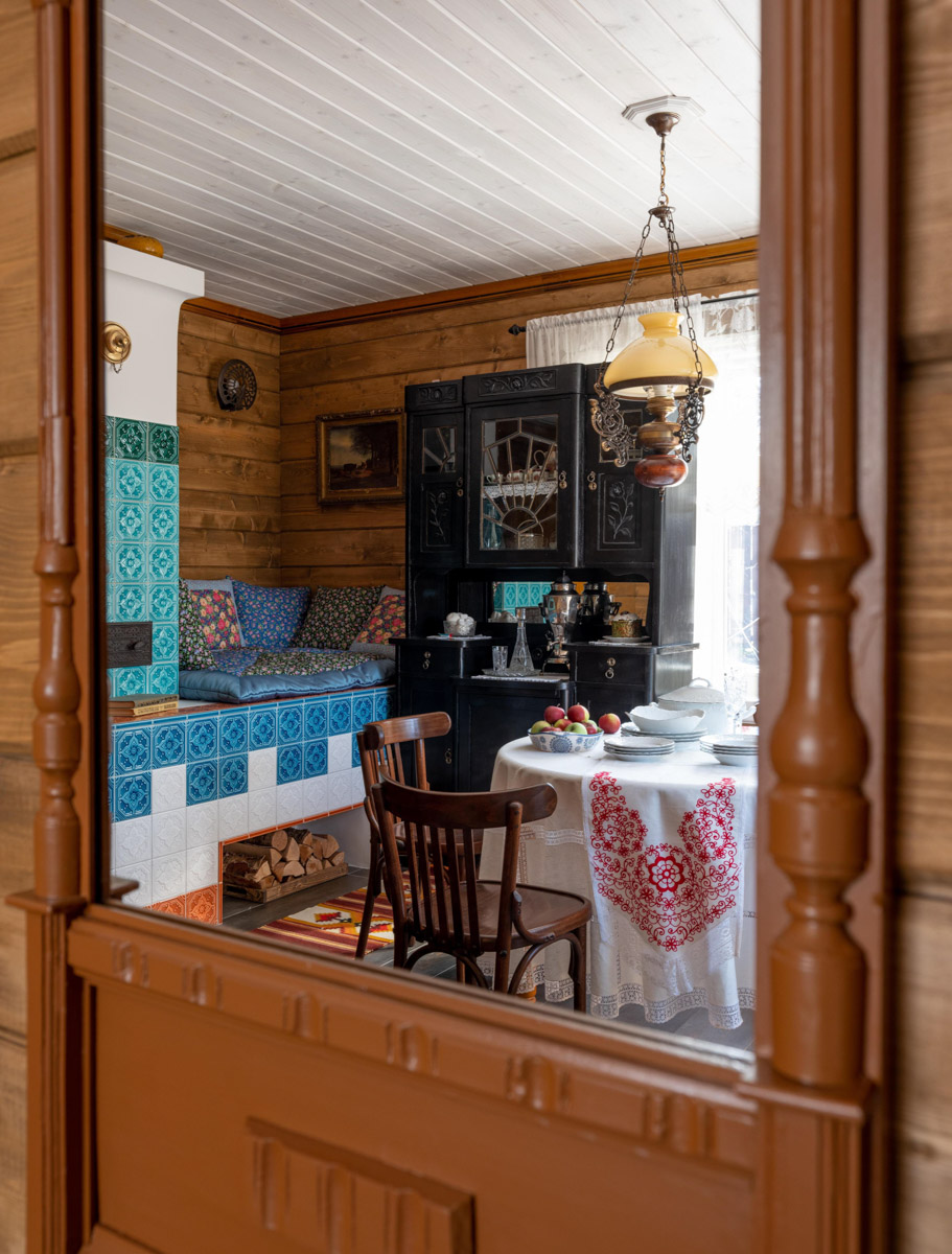 Особая атмосфера — вот за что гости так ценят древний Суздаль. Время там словно замедляется. Житель современного мегаполиса оказывается в непривычном для себя мире: тихо, свежий воздух и никаких многоэтажек. Многих буквально очаровывают дома с изразцовыми печами, деревянной резьбой и старинной мебелью. Дизайнеры грамотно пользуются этой ностальгией. К 1000-летию города-музея «Ключ-Медиа» собрал для вас пять усадеб, которые когда-либо попадали в поле зрения интерьерных журналов и сайтов. Осторожно, будет слишком много красоты!