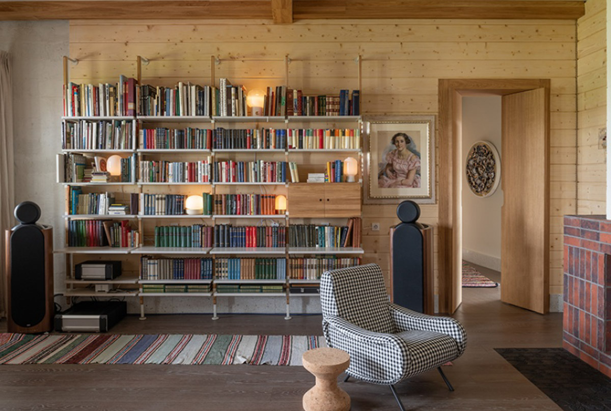 Особая атмосфера — вот за что гости так ценят древний Суздаль. Время там словно замедляется. Житель современного мегаполиса оказывается в непривычном для себя мире: тихо, свежий воздух и никаких многоэтажек. Многих буквально очаровывают дома с изразцовыми печами, деревянной резьбой и старинной мебелью. Дизайнеры грамотно пользуются этой ностальгией. К 1000-летию города-музея «Ключ-Медиа» собрал для вас пять усадеб, которые когда-либо попадали в поле зрения интерьерных журналов и сайтов. Осторожно, будет слишком много красоты!