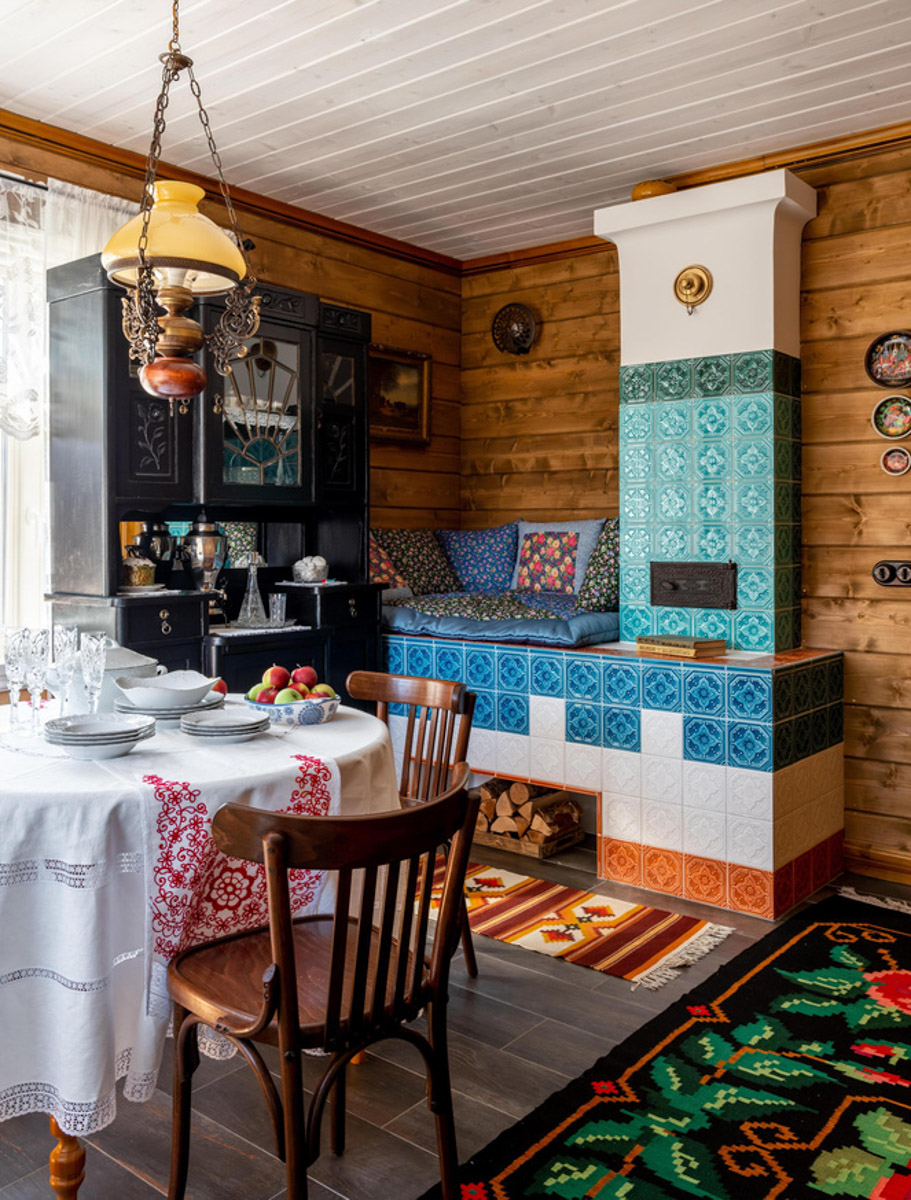 Особая атмосфера — вот за что гости так ценят древний Суздаль. Время там словно замедляется. Житель современного мегаполиса оказывается в непривычном для себя мире: тихо, свежий воздух и никаких многоэтажек. Многих буквально очаровывают дома с изразцовыми печами, деревянной резьбой и старинной мебелью. Дизайнеры грамотно пользуются этой ностальгией. К 1000-летию города-музея «Ключ-Медиа» собрал для вас пять усадеб, которые когда-либо попадали в поле зрения интерьерных журналов и сайтов. Осторожно, будет слишком много красоты!