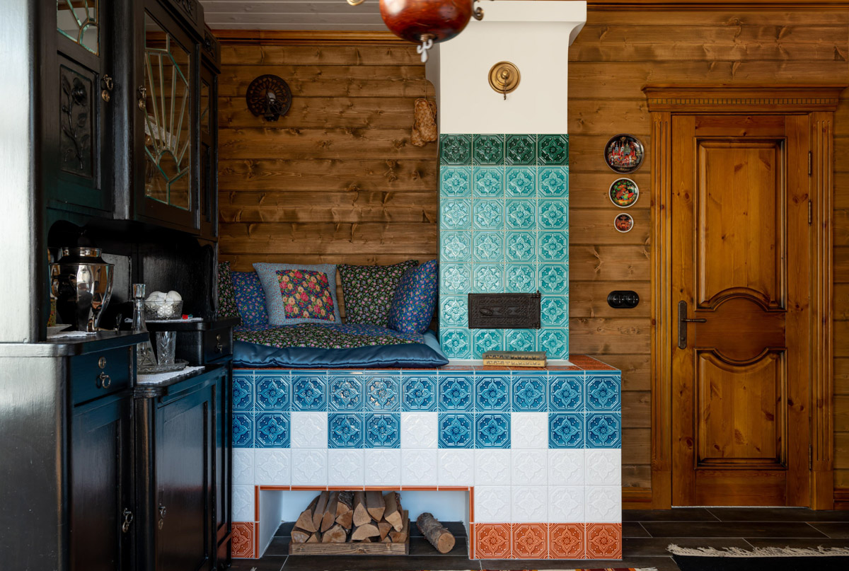 Особая атмосфера — вот за что гости так ценят древний Суздаль. Время там словно замедляется. Житель современного мегаполиса оказывается в непривычном для себя мире: тихо, свежий воздух и никаких многоэтажек. Многих буквально очаровывают дома с изразцовыми печами, деревянной резьбой и старинной мебелью. Дизайнеры грамотно пользуются этой ностальгией. К 1000-летию города-музея «Ключ-Медиа» собрал для вас пять усадеб, которые когда-либо попадали в поле зрения интерьерных журналов и сайтов. Осторожно, будет слишком много красоты!