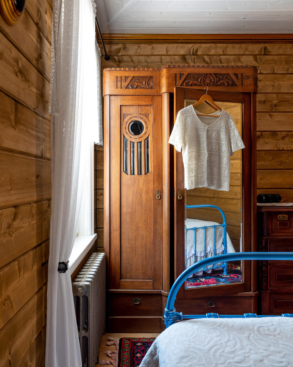 Особая атмосфера — вот за что гости так ценят древний Суздаль. Время там словно замедляется. Житель современного мегаполиса оказывается в непривычном для себя мире: тихо, свежий воздух и никаких многоэтажек. Многих буквально очаровывают дома с изразцовыми печами, деревянной резьбой и старинной мебелью. Дизайнеры грамотно пользуются этой ностальгией. К 1000-летию города-музея «Ключ-Медиа» собрал для вас пять усадеб, которые когда-либо попадали в поле зрения интерьерных журналов и сайтов. Осторожно, будет слишком много красоты!