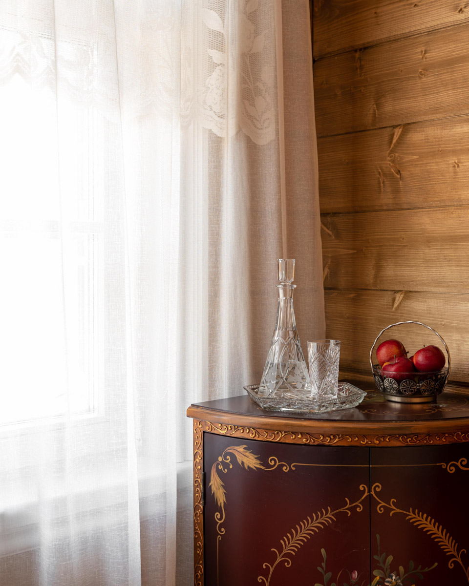 Особая атмосфера — вот за что гости так ценят древний Суздаль. Время там словно замедляется. Житель современного мегаполиса оказывается в непривычном для себя мире: тихо, свежий воздух и никаких многоэтажек. Многих буквально очаровывают дома с изразцовыми печами, деревянной резьбой и старинной мебелью. Дизайнеры грамотно пользуются этой ностальгией. К 1000-летию города-музея «Ключ-Медиа» собрал для вас пять усадеб, которые когда-либо попадали в поле зрения интерьерных журналов и сайтов. Осторожно, будет слишком много красоты!