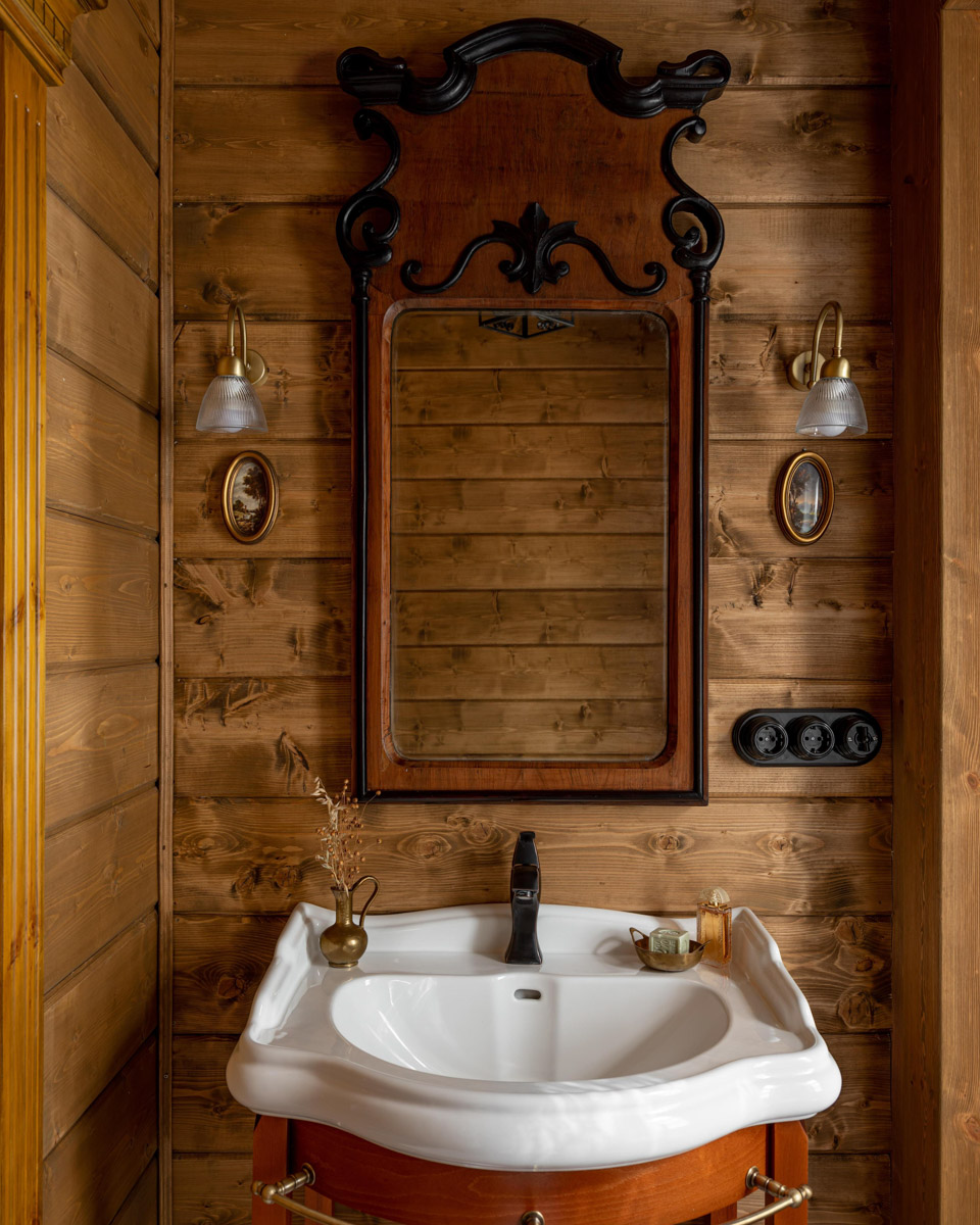 Особая атмосфера — вот за что гости так ценят древний Суздаль. Время там словно замедляется. Житель современного мегаполиса оказывается в непривычном для себя мире: тихо, свежий воздух и никаких многоэтажек. Многих буквально очаровывают дома с изразцовыми печами, деревянной резьбой и старинной мебелью. Дизайнеры грамотно пользуются этой ностальгией. К 1000-летию города-музея «Ключ-Медиа» собрал для вас пять усадеб, которые когда-либо попадали в поле зрения интерьерных журналов и сайтов. Осторожно, будет слишком много красоты!