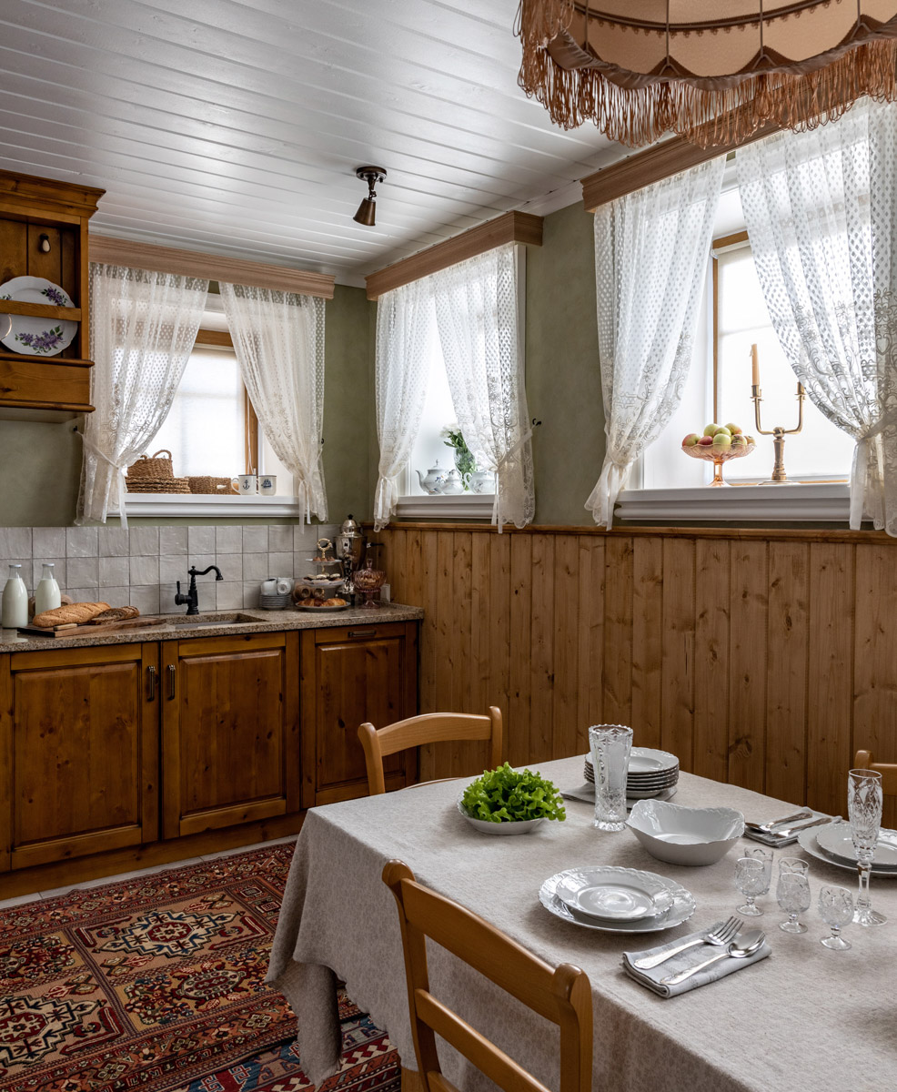 Особая атмосфера — вот за что гости так ценят древний Суздаль. Время там словно замедляется. Житель современного мегаполиса оказывается в непривычном для себя мире: тихо, свежий воздух и никаких многоэтажек. Многих буквально очаровывают дома с изразцовыми печами, деревянной резьбой и старинной мебелью. Дизайнеры грамотно пользуются этой ностальгией. К 1000-летию города-музея «Ключ-Медиа» собрал для вас пять усадеб, которые когда-либо попадали в поле зрения интерьерных журналов и сайтов. Осторожно, будет слишком много красоты!