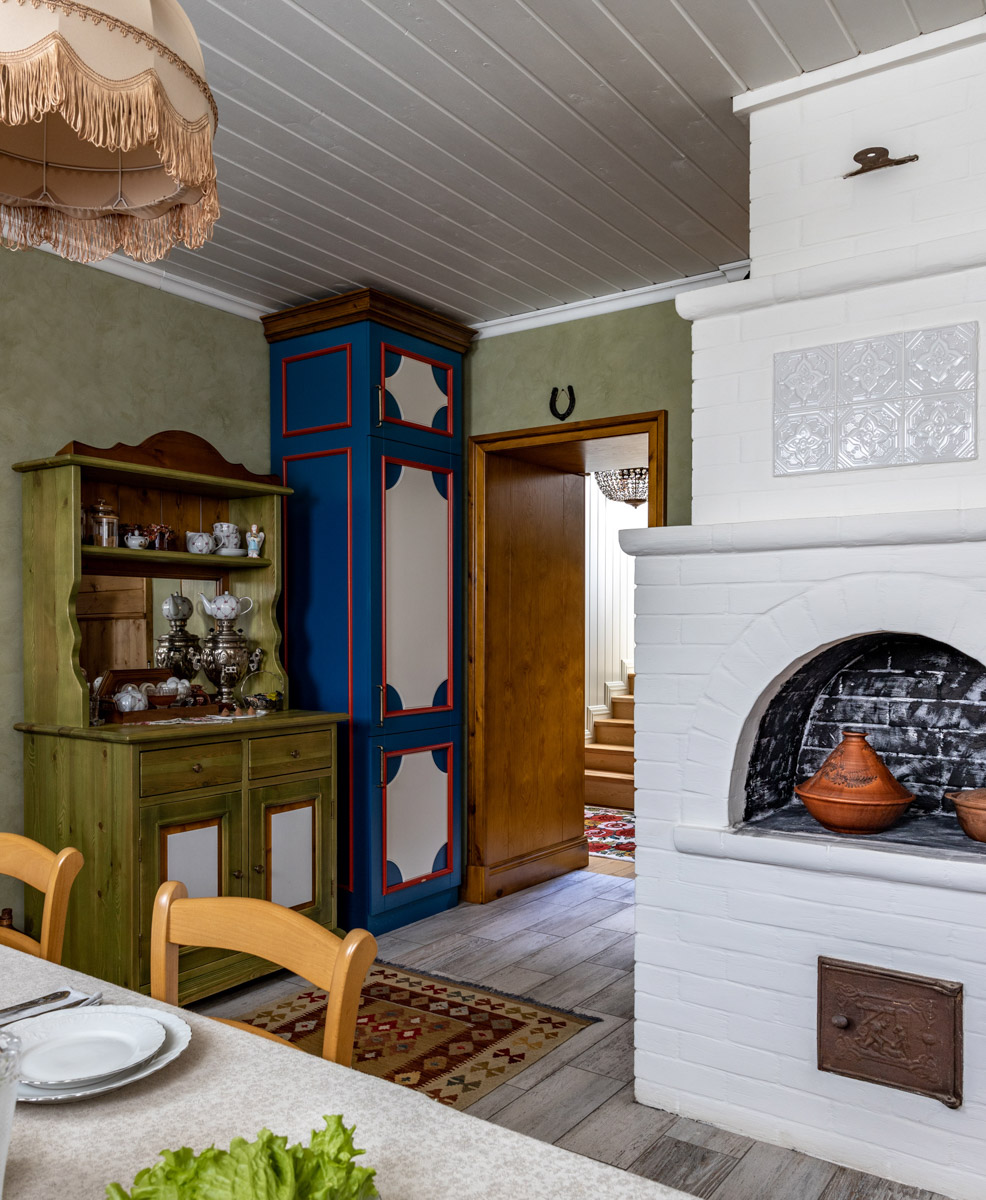 Особая атмосфера — вот за что гости так ценят древний Суздаль. Время там словно замедляется. Житель современного мегаполиса оказывается в непривычном для себя мире: тихо, свежий воздух и никаких многоэтажек. Многих буквально очаровывают дома с изразцовыми печами, деревянной резьбой и старинной мебелью. Дизайнеры грамотно пользуются этой ностальгией. К 1000-летию города-музея «Ключ-Медиа» собрал для вас пять усадеб, которые когда-либо попадали в поле зрения интерьерных журналов и сайтов. Осторожно, будет слишком много красоты!