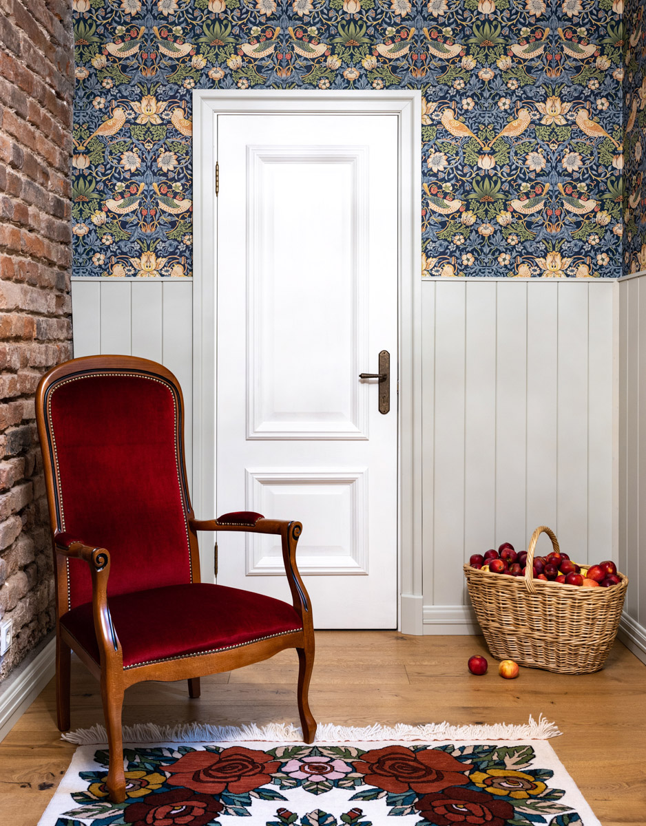 Особая атмосфера — вот за что гости так ценят древний Суздаль. Время там словно замедляется. Житель современного мегаполиса оказывается в непривычном для себя мире: тихо, свежий воздух и никаких многоэтажек. Многих буквально очаровывают дома с изразцовыми печами, деревянной резьбой и старинной мебелью. Дизайнеры грамотно пользуются этой ностальгией. К 1000-летию города-музея «Ключ-Медиа» собрал для вас пять усадеб, которые когда-либо попадали в поле зрения интерьерных журналов и сайтов. Осторожно, будет слишком много красоты!