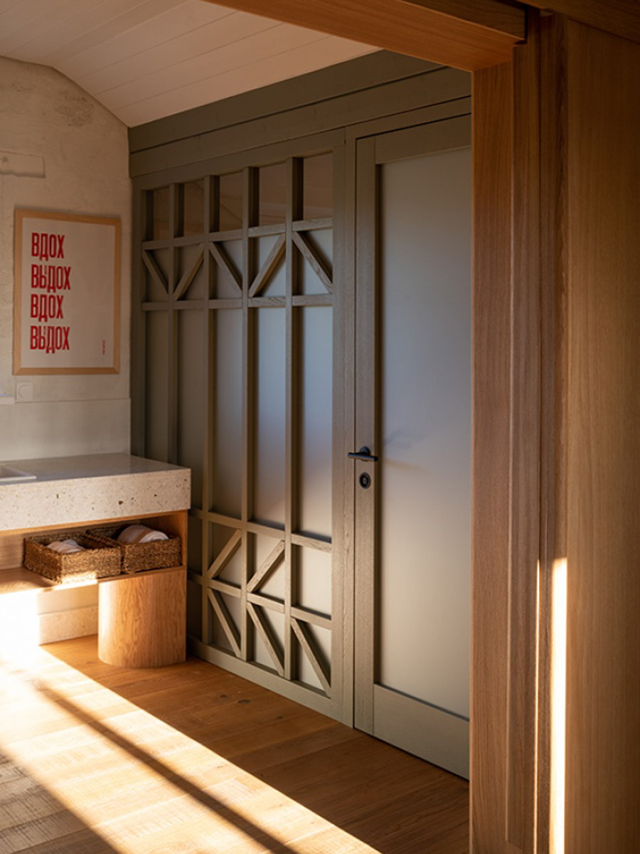 Особая атмосфера — вот за что гости так ценят древний Суздаль. Время там словно замедляется. Житель современного мегаполиса оказывается в непривычном для себя мире: тихо, свежий воздух и никаких многоэтажек. Многих буквально очаровывают дома с изразцовыми печами, деревянной резьбой и старинной мебелью. Дизайнеры грамотно пользуются этой ностальгией. К 1000-летию города-музея «Ключ-Медиа» собрал для вас пять усадеб, которые когда-либо попадали в поле зрения интерьерных журналов и сайтов. Осторожно, будет слишком много красоты!