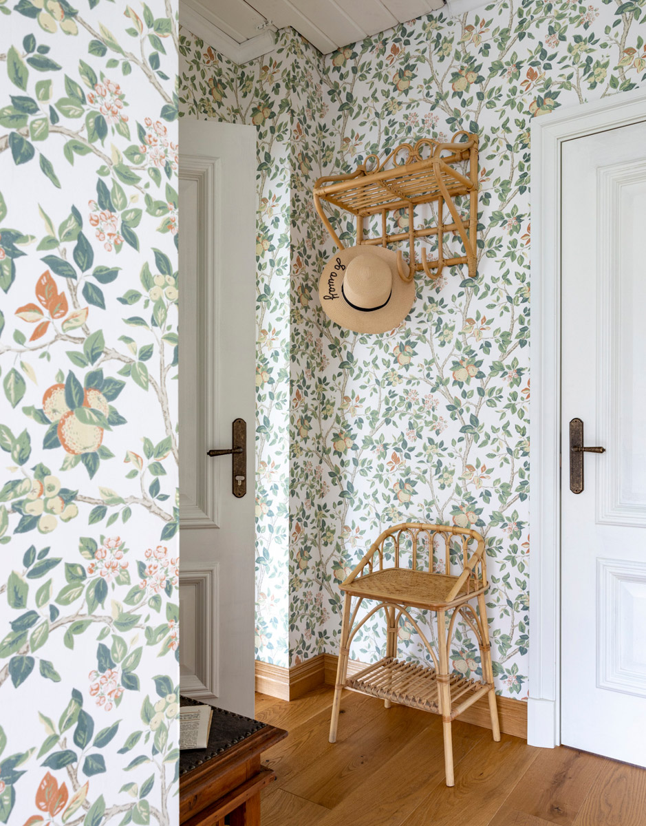 Особая атмосфера — вот за что гости так ценят древний Суздаль. Время там словно замедляется. Житель современного мегаполиса оказывается в непривычном для себя мире: тихо, свежий воздух и никаких многоэтажек. Многих буквально очаровывают дома с изразцовыми печами, деревянной резьбой и старинной мебелью. Дизайнеры грамотно пользуются этой ностальгией. К 1000-летию города-музея «Ключ-Медиа» собрал для вас пять усадеб, которые когда-либо попадали в поле зрения интерьерных журналов и сайтов. Осторожно, будет слишком много красоты!