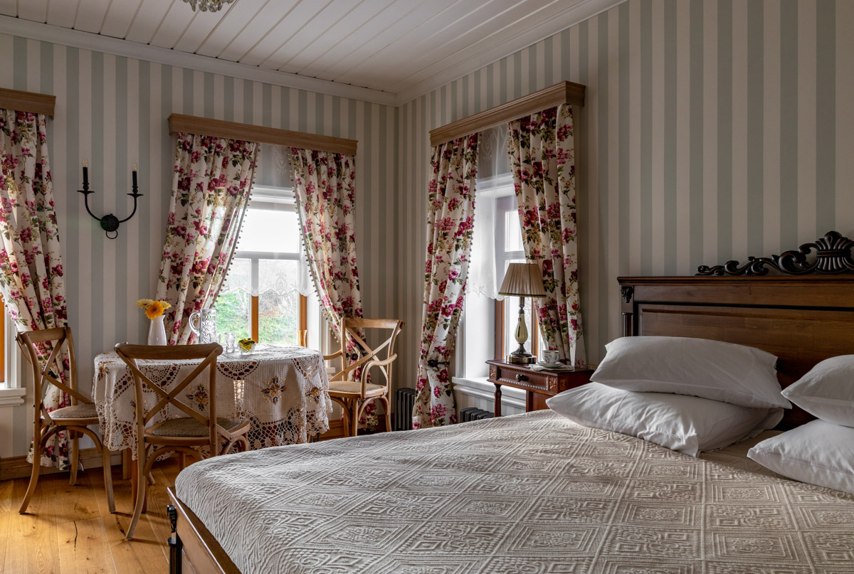 Особая атмосфера — вот за что гости так ценят древний Суздаль. Время там словно замедляется. Житель современного мегаполиса оказывается в непривычном для себя мире: тихо, свежий воздух и никаких многоэтажек. Многих буквально очаровывают дома с изразцовыми печами, деревянной резьбой и старинной мебелью. Дизайнеры грамотно пользуются этой ностальгией. К 1000-летию города-музея «Ключ-Медиа» собрал для вас пять усадеб, которые когда-либо попадали в поле зрения интерьерных журналов и сайтов. Осторожно, будет слишком много красоты!