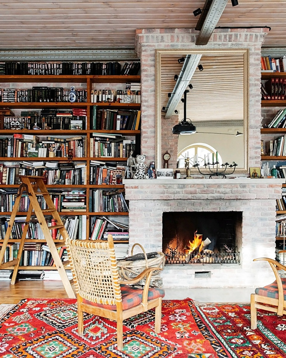 Особая атмосфера — вот за что гости так ценят древний Суздаль. Время там словно замедляется. Житель современного мегаполиса оказывается в непривычном для себя мире: тихо, свежий воздух и никаких многоэтажек. Многих буквально очаровывают дома с изразцовыми печами, деревянной резьбой и старинной мебелью. Дизайнеры грамотно пользуются этой ностальгией. К 1000-летию города-музея «Ключ-Медиа» собрал для вас пять усадеб, которые когда-либо попадали в поле зрения интерьерных журналов и сайтов. Осторожно, будет слишком много красоты!