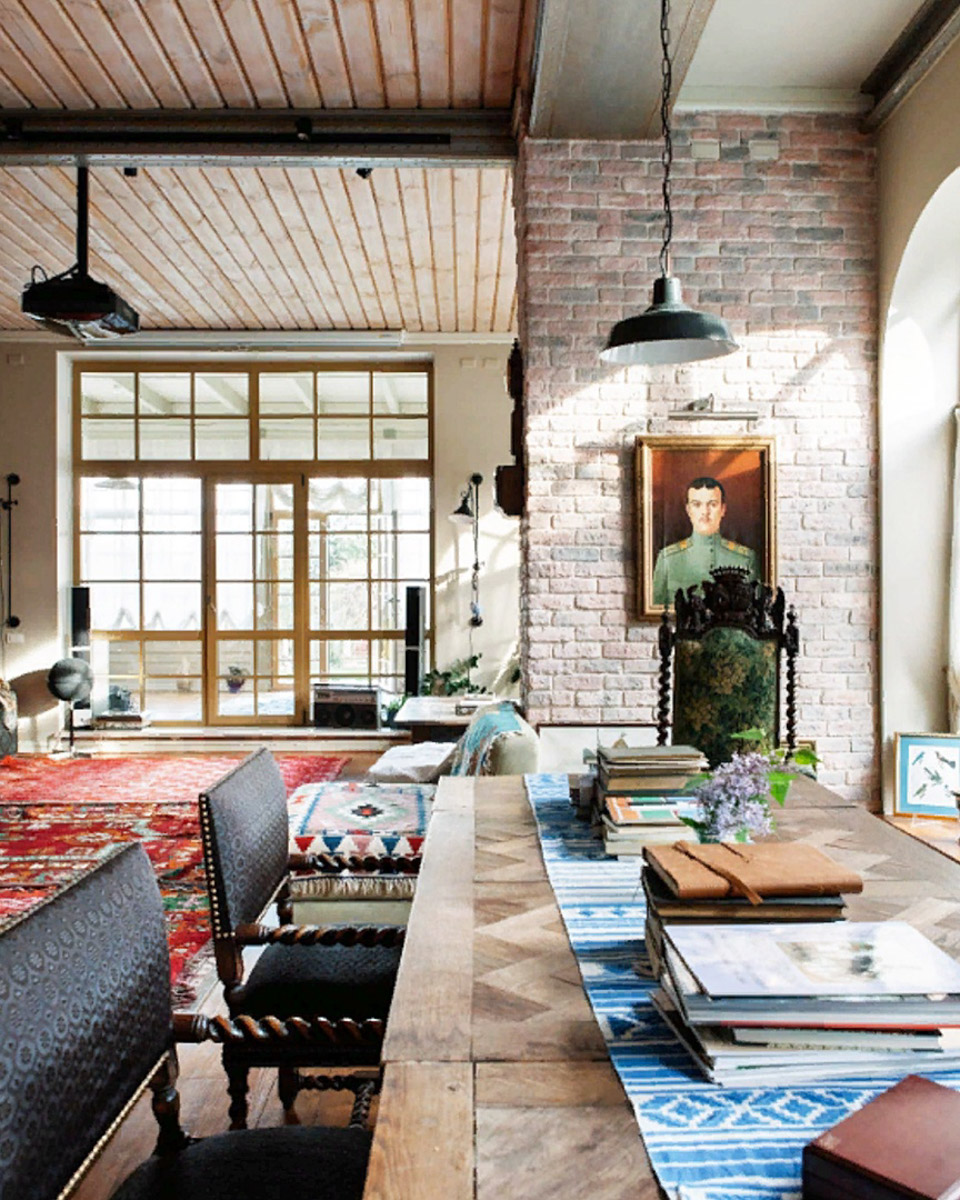 Особая атмосфера — вот за что гости так ценят древний Суздаль. Время там словно замедляется. Житель современного мегаполиса оказывается в непривычном для себя мире: тихо, свежий воздух и никаких многоэтажек. Многих буквально очаровывают дома с изразцовыми печами, деревянной резьбой и старинной мебелью. Дизайнеры грамотно пользуются этой ностальгией. К 1000-летию города-музея «Ключ-Медиа» собрал для вас пять усадеб, которые когда-либо попадали в поле зрения интерьерных журналов и сайтов. Осторожно, будет слишком много красоты!