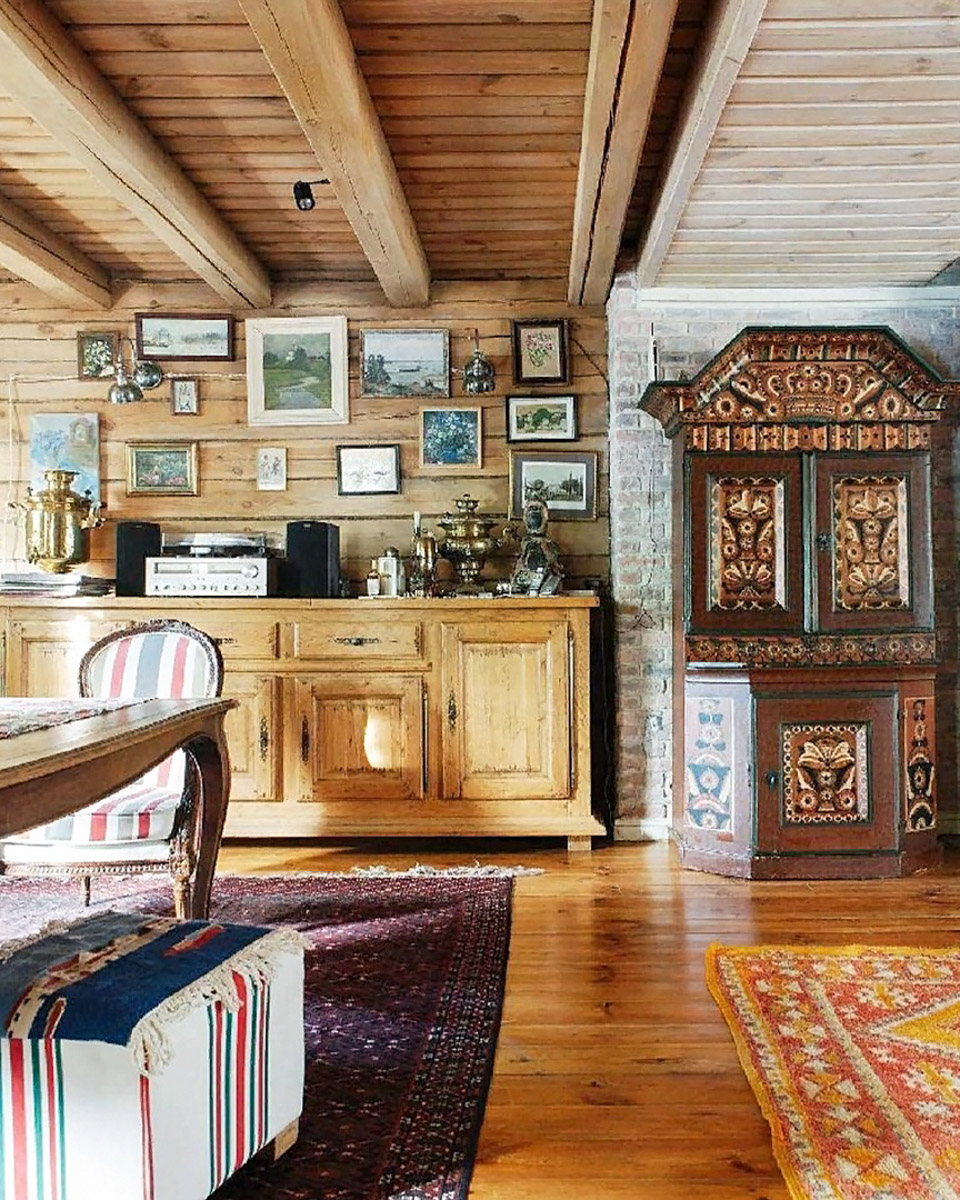 Особая атмосфера — вот за что гости так ценят древний Суздаль. Время там словно замедляется. Житель современного мегаполиса оказывается в непривычном для себя мире: тихо, свежий воздух и никаких многоэтажек. Многих буквально очаровывают дома с изразцовыми печами, деревянной резьбой и старинной мебелью. Дизайнеры грамотно пользуются этой ностальгией. К 1000-летию города-музея «Ключ-Медиа» собрал для вас пять усадеб, которые когда-либо попадали в поле зрения интерьерных журналов и сайтов. Осторожно, будет слишком много красоты!