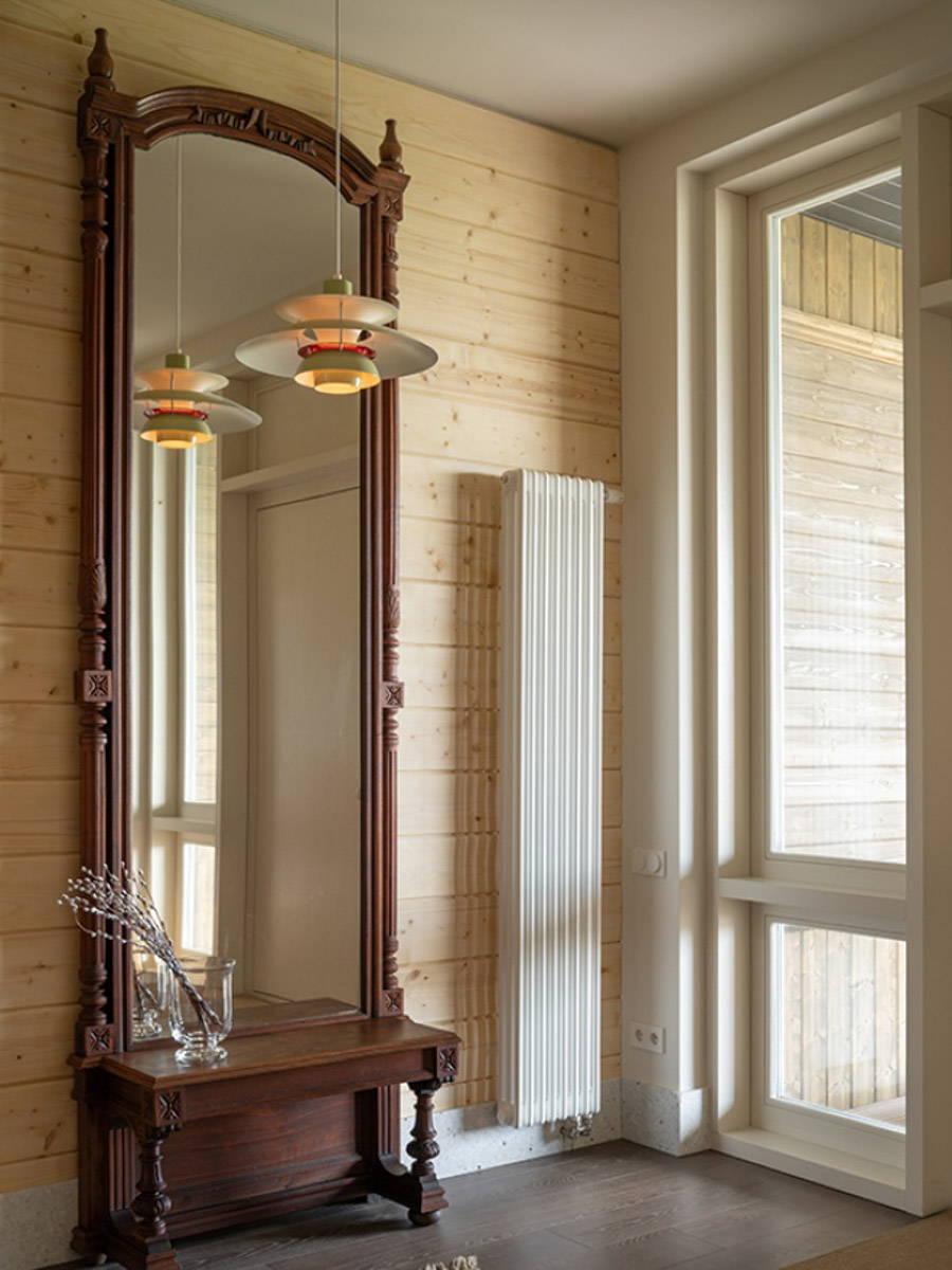 Особая атмосфера — вот за что гости так ценят древний Суздаль. Время там словно замедляется. Житель современного мегаполиса оказывается в непривычном для себя мире: тихо, свежий воздух и никаких многоэтажек. Многих буквально очаровывают дома с изразцовыми печами, деревянной резьбой и старинной мебелью. Дизайнеры грамотно пользуются этой ностальгией. К 1000-летию города-музея «Ключ-Медиа» собрал для вас пять усадеб, которые когда-либо попадали в поле зрения интерьерных журналов и сайтов. Осторожно, будет слишком много красоты!