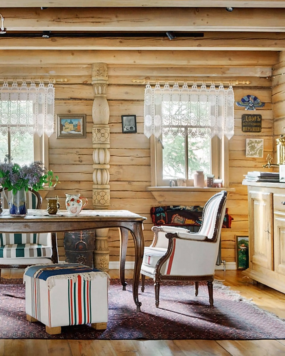 Особая атмосфера — вот за что гости так ценят древний Суздаль. Время там словно замедляется. Житель современного мегаполиса оказывается в непривычном для себя мире: тихо, свежий воздух и никаких многоэтажек. Многих буквально очаровывают дома с изразцовыми печами, деревянной резьбой и старинной мебелью. Дизайнеры грамотно пользуются этой ностальгией. К 1000-летию города-музея «Ключ-Медиа» собрал для вас пять усадеб, которые когда-либо попадали в поле зрения интерьерных журналов и сайтов. Осторожно, будет слишком много красоты!