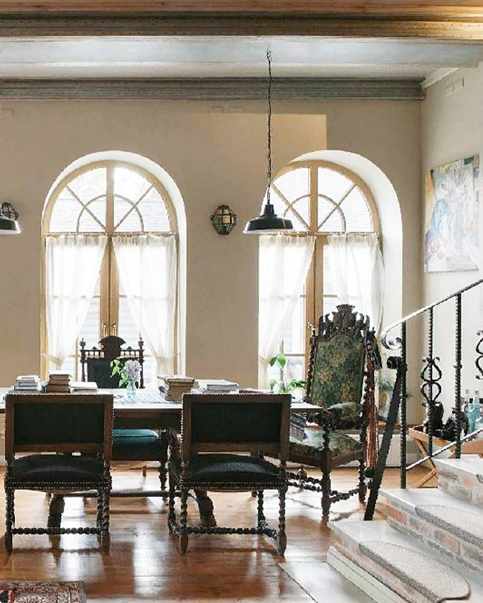 Особая атмосфера — вот за что гости так ценят древний Суздаль. Время там словно замедляется. Житель современного мегаполиса оказывается в непривычном для себя мире: тихо, свежий воздух и никаких многоэтажек. Многих буквально очаровывают дома с изразцовыми печами, деревянной резьбой и старинной мебелью. Дизайнеры грамотно пользуются этой ностальгией. К 1000-летию города-музея «Ключ-Медиа» собрал для вас пять усадеб, которые когда-либо попадали в поле зрения интерьерных журналов и сайтов. Осторожно, будет слишком много красоты!