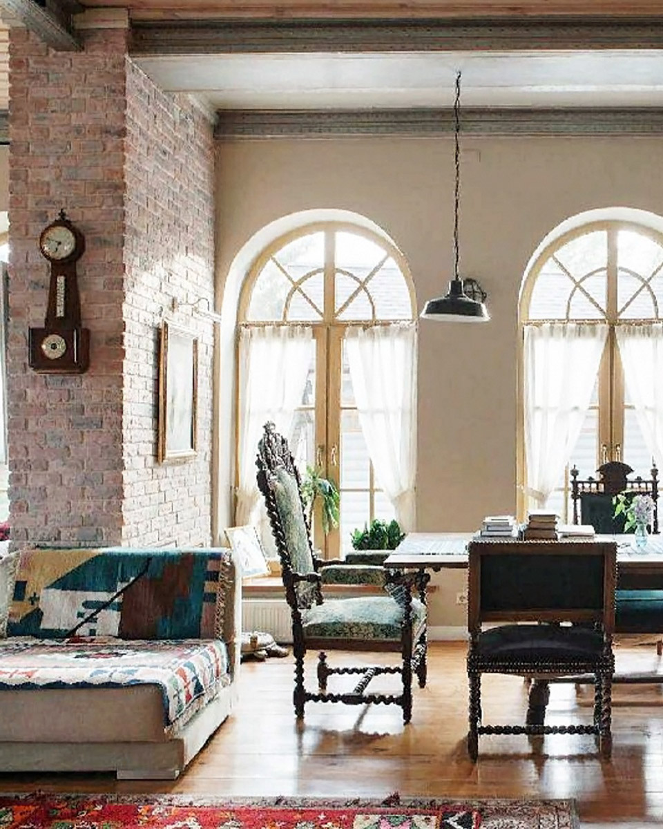 Особая атмосфера — вот за что гости так ценят древний Суздаль. Время там словно замедляется. Житель современного мегаполиса оказывается в непривычном для себя мире: тихо, свежий воздух и никаких многоэтажек. Многих буквально очаровывают дома с изразцовыми печами, деревянной резьбой и старинной мебелью. Дизайнеры грамотно пользуются этой ностальгией. К 1000-летию города-музея «Ключ-Медиа» собрал для вас пять усадеб, которые когда-либо попадали в поле зрения интерьерных журналов и сайтов. Осторожно, будет слишком много красоты!