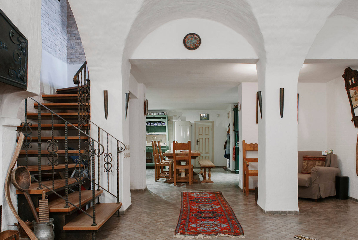 Особая атмосфера — вот за что гости так ценят древний Суздаль. Время там словно замедляется. Житель современного мегаполиса оказывается в непривычном для себя мире: тихо, свежий воздух и никаких многоэтажек. Многих буквально очаровывают дома с изразцовыми печами, деревянной резьбой и старинной мебелью. Дизайнеры грамотно пользуются этой ностальгией. К 1000-летию города-музея «Ключ-Медиа» собрал для вас пять усадеб, которые когда-либо попадали в поле зрения интерьерных журналов и сайтов. Осторожно, будет слишком много красоты!