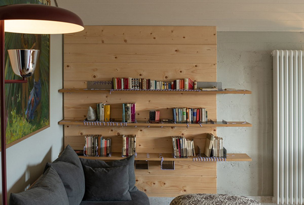 Особая атмосфера — вот за что гости так ценят древний Суздаль. Время там словно замедляется. Житель современного мегаполиса оказывается в непривычном для себя мире: тихо, свежий воздух и никаких многоэтажек. Многих буквально очаровывают дома с изразцовыми печами, деревянной резьбой и старинной мебелью. Дизайнеры грамотно пользуются этой ностальгией. К 1000-летию города-музея «Ключ-Медиа» собрал для вас пять усадеб, которые когда-либо попадали в поле зрения интерьерных журналов и сайтов. Осторожно, будет слишком много красоты!