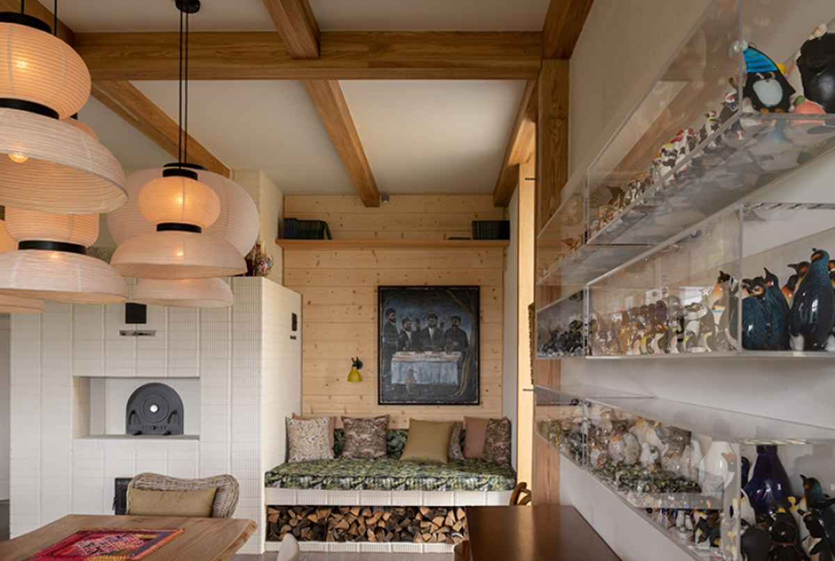 Особая атмосфера — вот за что гости так ценят древний Суздаль. Время там словно замедляется. Житель современного мегаполиса оказывается в непривычном для себя мире: тихо, свежий воздух и никаких многоэтажек. Многих буквально очаровывают дома с изразцовыми печами, деревянной резьбой и старинной мебелью. Дизайнеры грамотно пользуются этой ностальгией. К 1000-летию города-музея «Ключ-Медиа» собрал для вас пять усадеб, которые когда-либо попадали в поле зрения интерьерных журналов и сайтов. Осторожно, будет слишком много красоты!