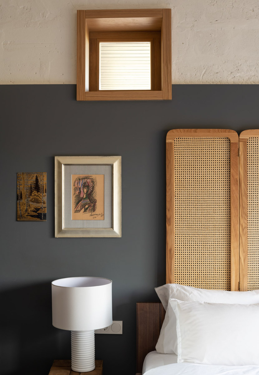 Особая атмосфера — вот за что гости так ценят древний Суздаль. Время там словно замедляется. Житель современного мегаполиса оказывается в непривычном для себя мире: тихо, свежий воздух и никаких многоэтажек. Многих буквально очаровывают дома с изразцовыми печами, деревянной резьбой и старинной мебелью. Дизайнеры грамотно пользуются этой ностальгией. К 1000-летию города-музея «Ключ-Медиа» собрал для вас пять усадеб, которые когда-либо попадали в поле зрения интерьерных журналов и сайтов. Осторожно, будет слишком много красоты!