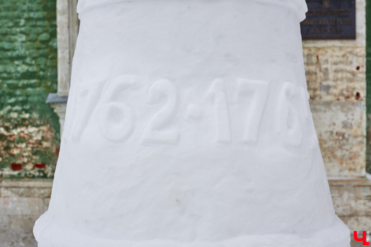 Во Владимире появился колокол, выполненный из непривычного материала. Двухметровая композиция была собрана из снега возле Никитского храма, которому, к слову, как раз не хватает одного колокола. Мы разузнали, кто же стал автором скульптуры и для чего она создавалась.