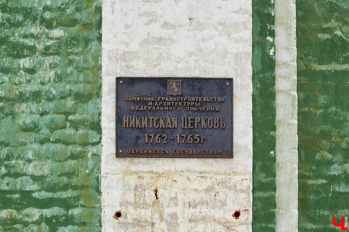 Во Владимире появился колокол, выполненный из непривычного материала. Двухметровая композиция была собрана из снега возле Никитского храма, которому, к слову, как раз не хватает одного колокола. Мы разузнали, кто же стал автором скульптуры и для чего она создавалась.