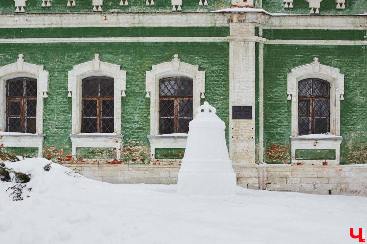 Во Владимире появился колокол, выполненный из непривычного материала. Двухметровая композиция была собрана из снега возле Никитского храма, которому, к слову, как раз не хватает одного колокола. Мы разузнали, кто же стал автором скульптуры и для чего она создавалась.