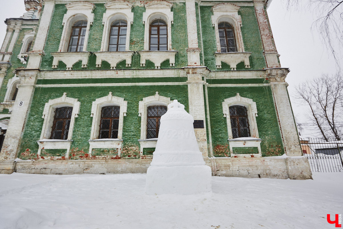 Во Владимире появился колокол, выполненный из непривычного материала. Двухметровая композиция была собрана из снега возле Никитского храма, которому, к слову, как раз не хватает одного колокола. Мы разузнали, кто же стал автором скульптуры и для чего она создавалась.