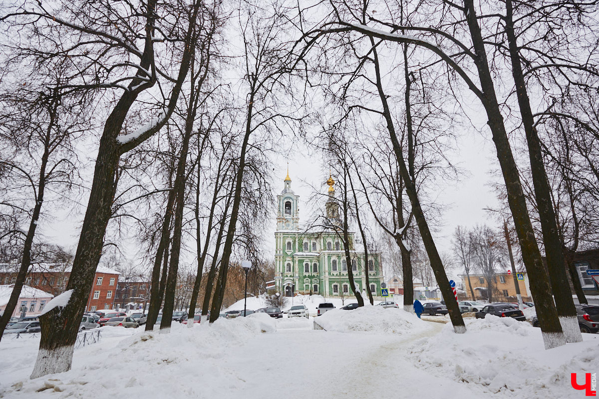 Во Владимире появился колокол, выполненный из непривычного материала. Двухметровая композиция была собрана из снега возле Никитского храма, которому, к слову, как раз не хватает одного колокола. Мы разузнали, кто же стал автором скульптуры и для чего она создавалась.