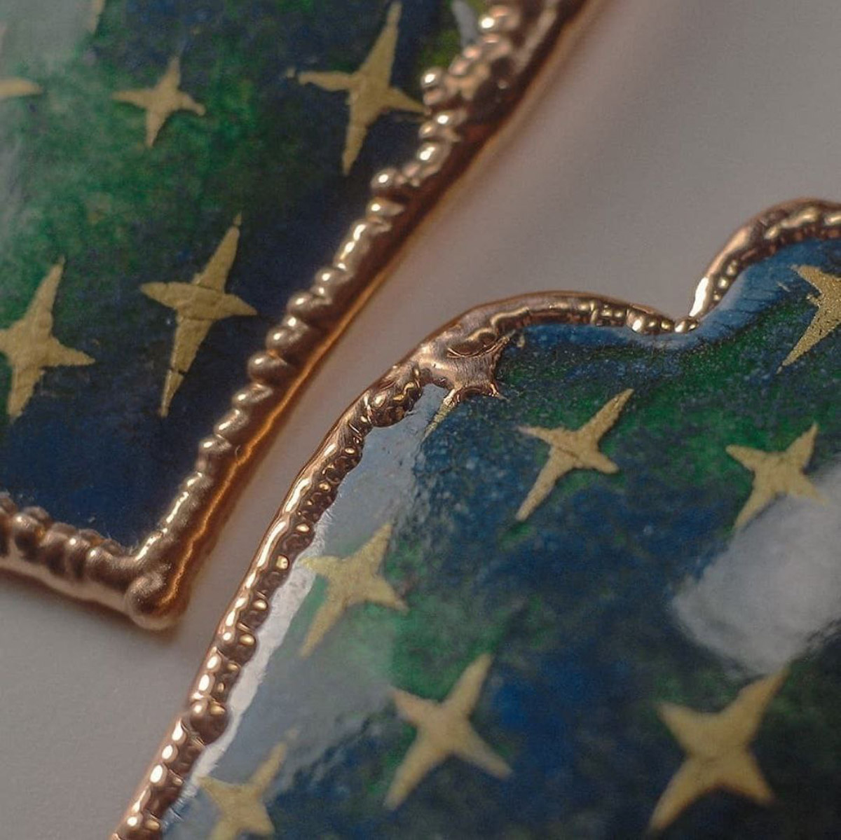 Владимиро-Суздальский музей-заповедник назвал победителей открытого конкурса на создание уникальных сувениров к 1000-летию Суздаля. Свои заявки прислали около 70 мастеров со всей России, но выиграть удалось лишь четверым. Давайте же познакомимся с ними, а также их работами.