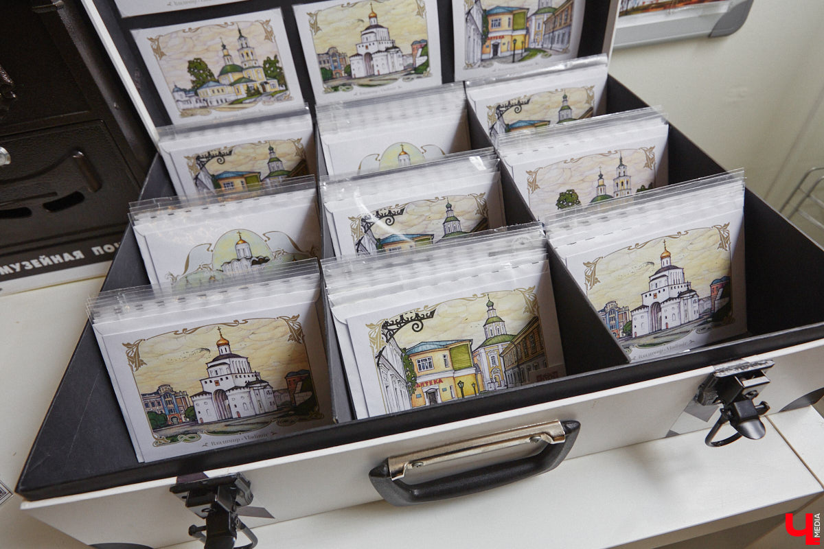 Жителям и гостям областного центра предлагают отправить стилизованные открытки с видами Владимира в любую точку мира. Только не онлайн, а по старинке. Для этого сразу в нескольких локациях были установлены специальные почтовые ящики. Но одним нашим городом посткроссинг в регионе не ограничивается.