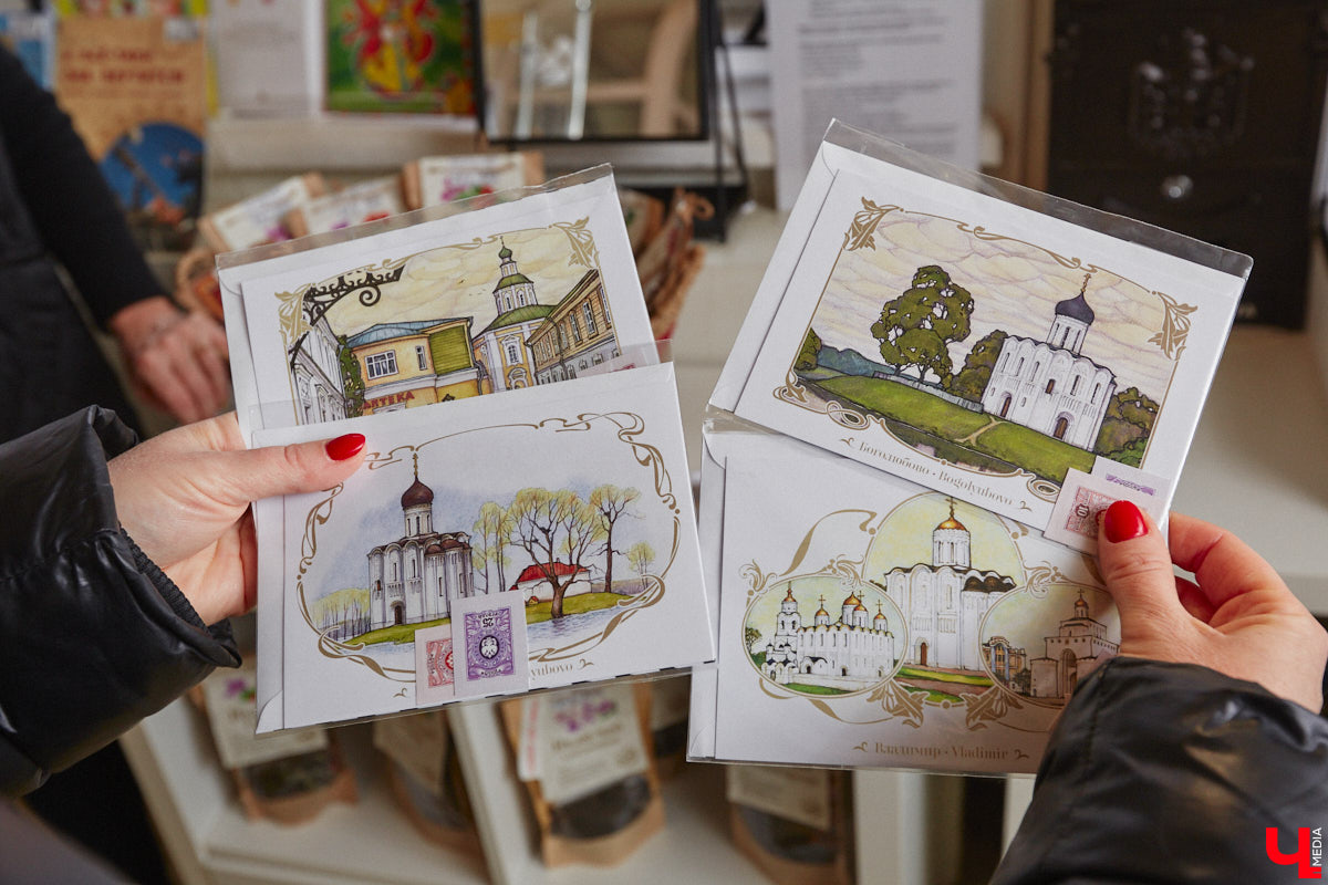 Жителям и гостям областного центра предлагают отправить стилизованные открытки с видами Владимира в любую точку мира. Только не онлайн, а по старинке. Для этого сразу в нескольких локациях были установлены специальные почтовые ящики. Но одним нашим городом посткроссинг в регионе не ограничивается.