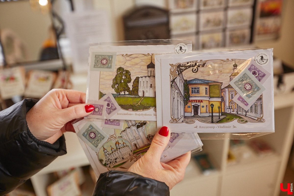 Жителям и гостям областного центра предлагают отправить стилизованные открытки с видами Владимира в любую точку мира. Только не онлайн, а по старинке. Для этого сразу в нескольких локациях были установлены специальные почтовые ящики. Но одним нашим городом посткроссинг в регионе не ограничивается.