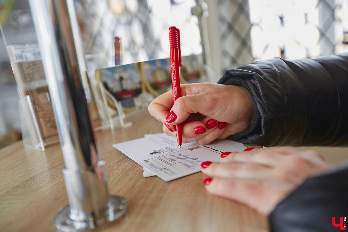 Жителям и гостям областного центра предлагают отправить стилизованные открытки с видами Владимира в любую точку мира. Только не онлайн, а по старинке. Для этого сразу в нескольких локациях были установлены специальные почтовые ящики. Но одним нашим городом посткроссинг в регионе не ограничивается.