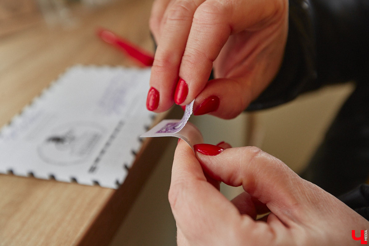 Жителям и гостям областного центра предлагают отправить стилизованные открытки с видами Владимира в любую точку мира. Только не онлайн, а по старинке. Для этого сразу в нескольких локациях были установлены специальные почтовые ящики. Но одним нашим городом посткроссинг в регионе не ограничивается.