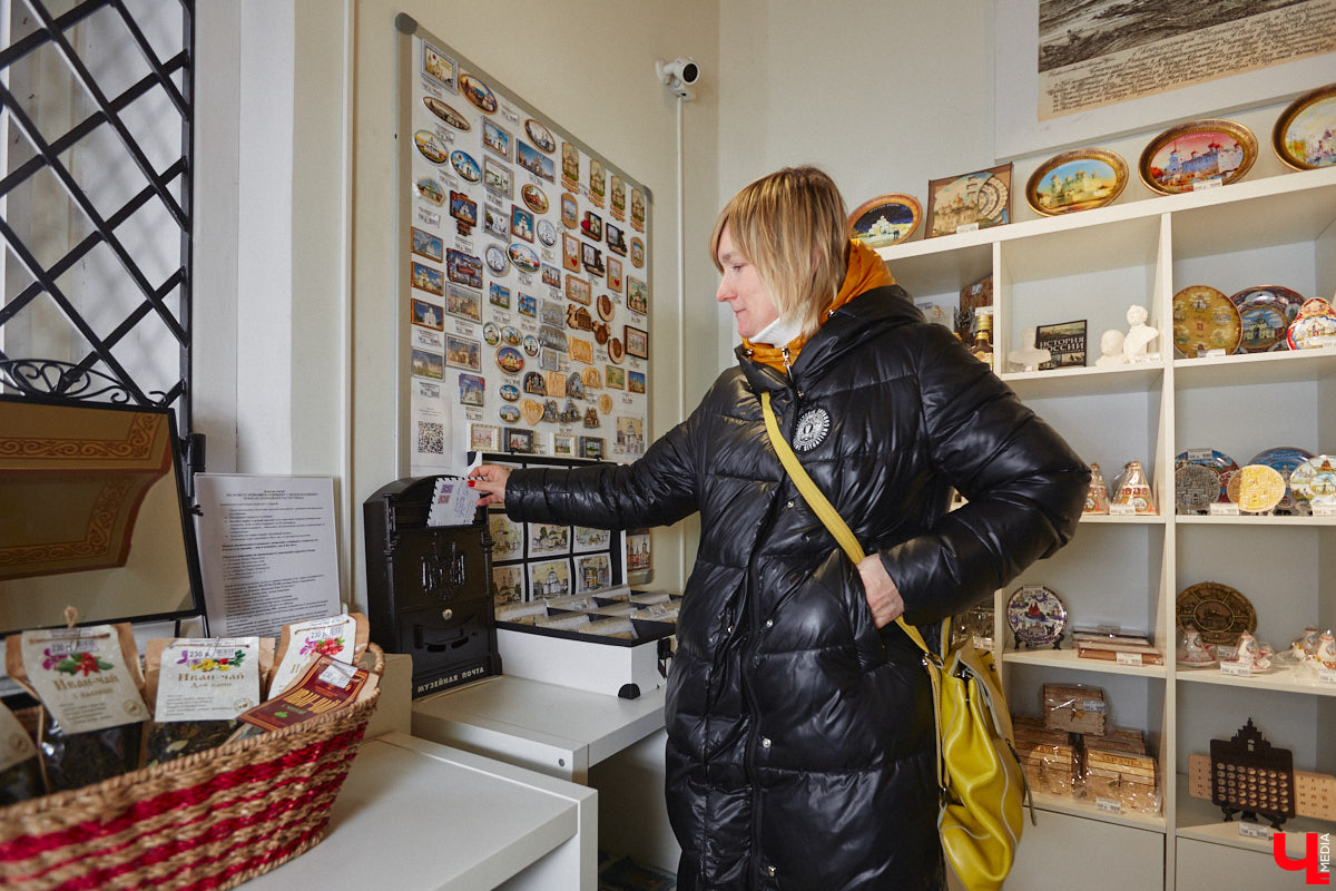 Жителям и гостям областного центра предлагают отправить стилизованные открытки с видами Владимира в любую точку мира. Только не онлайн, а по старинке. Для этого сразу в нескольких локациях были установлены специальные почтовые ящики. Но одним нашим городом посткроссинг в регионе не ограничивается.